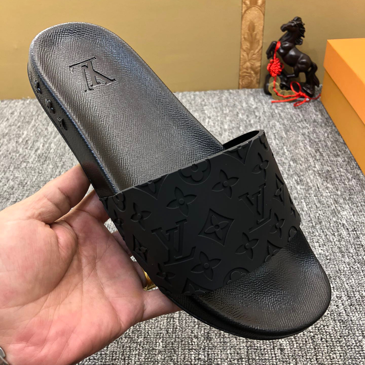 Louis Vuitton Monogram Slippers - EUR FASHION