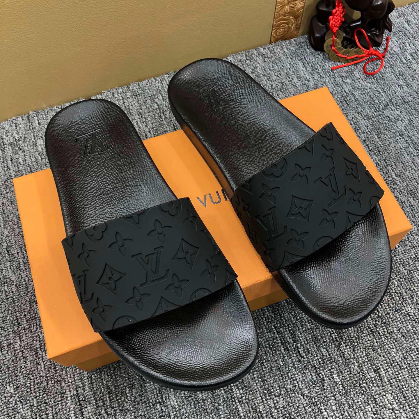 Louis Vuitton Monogram Slippers - EUR FASHION