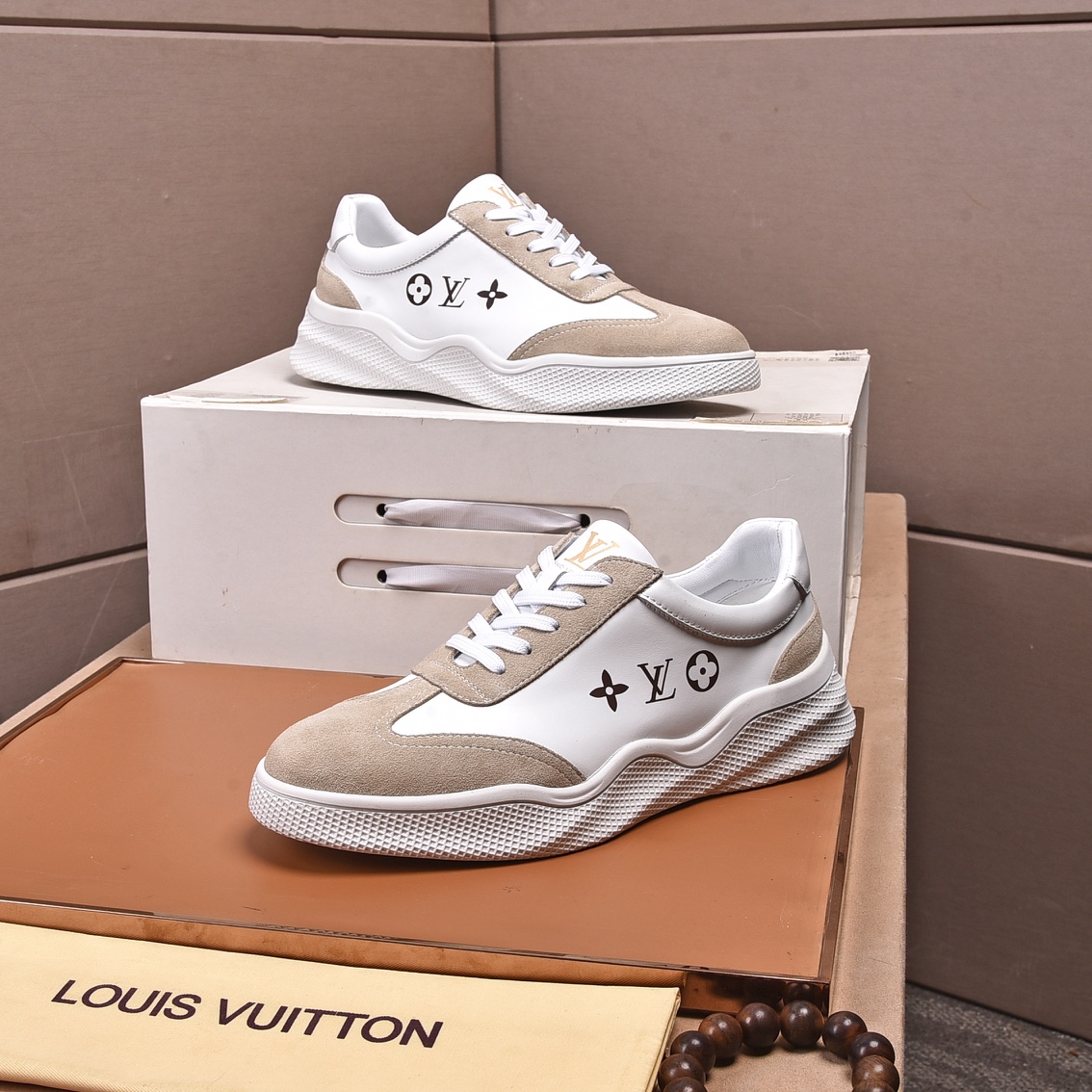 Louis Vuitton Men's Logo Sneaker - EUR FASHION