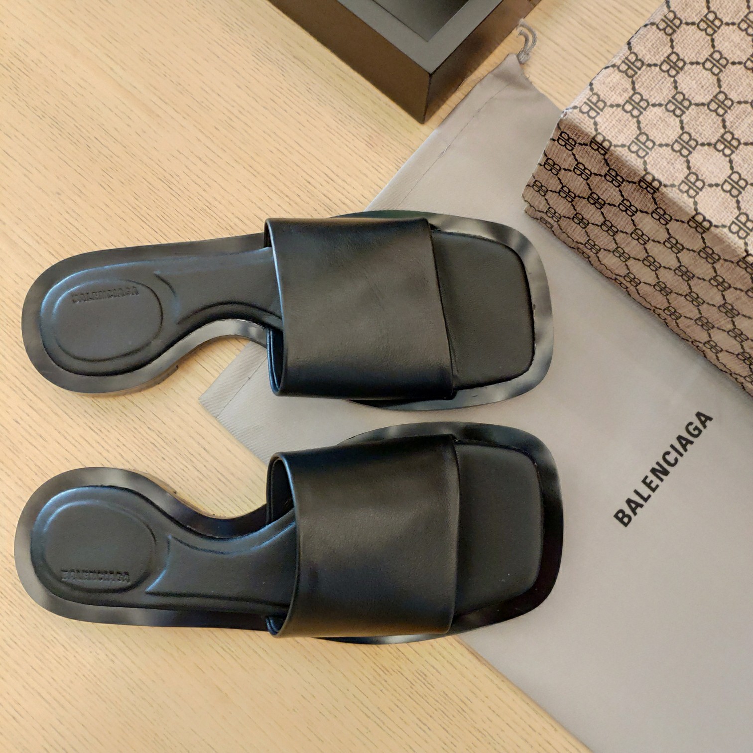 Balenciaga Logo Leather Slide Sandal - EUR FASHION