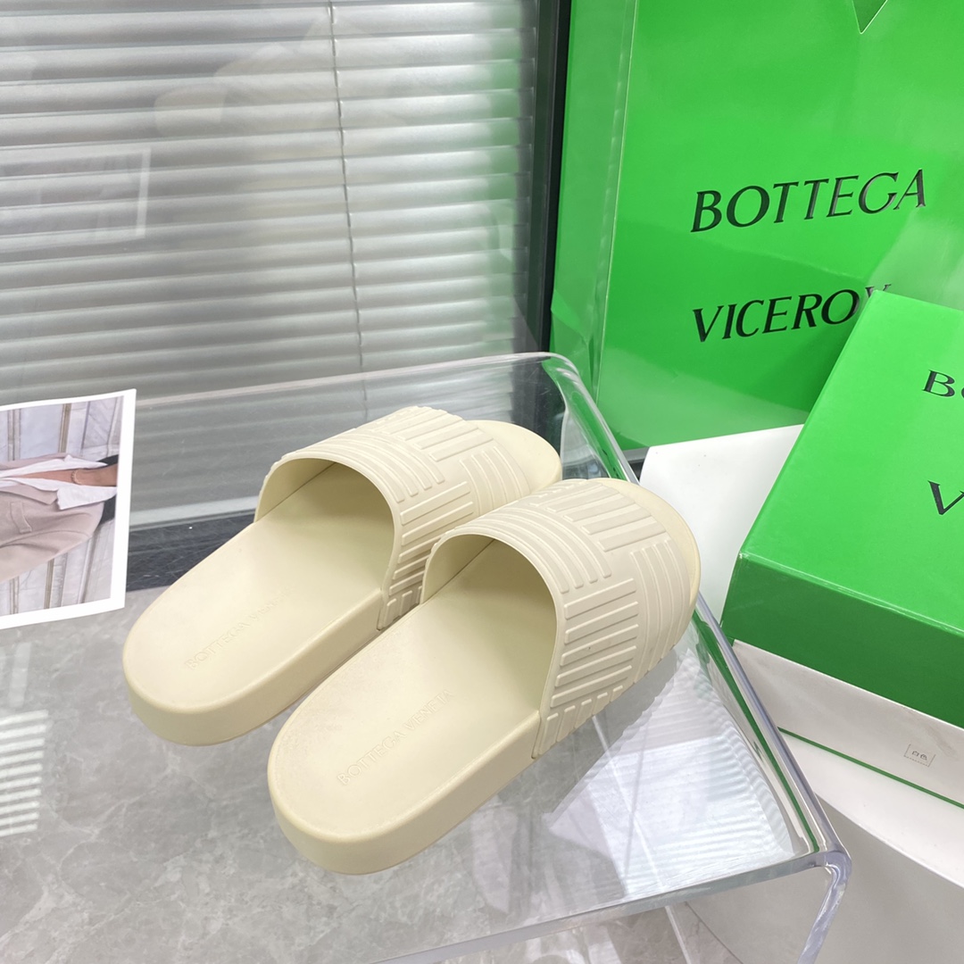 Bottega Veneta Rubber slides - EUR FASHION