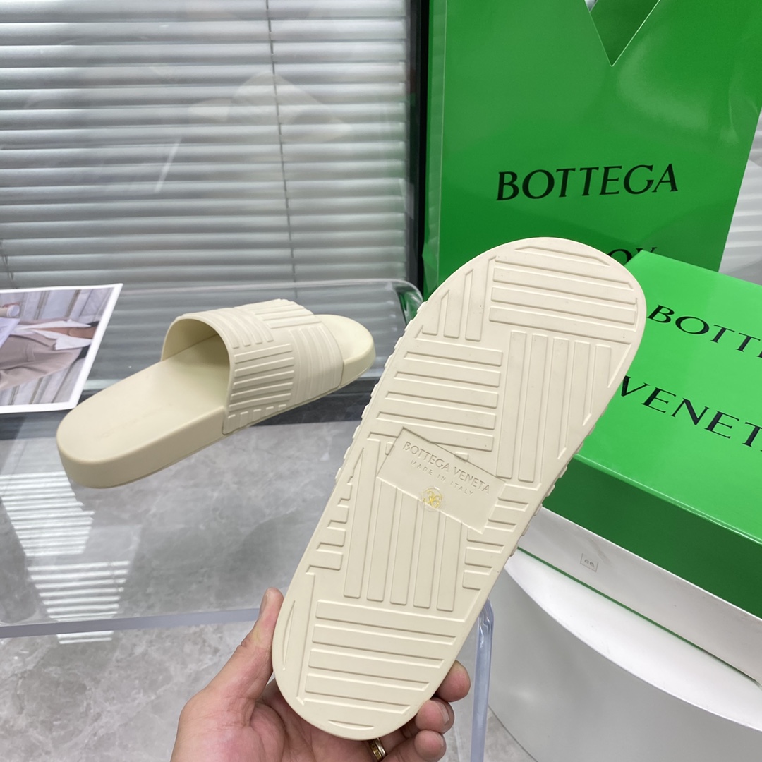 Bottega Veneta Rubber slides - EUR FASHION