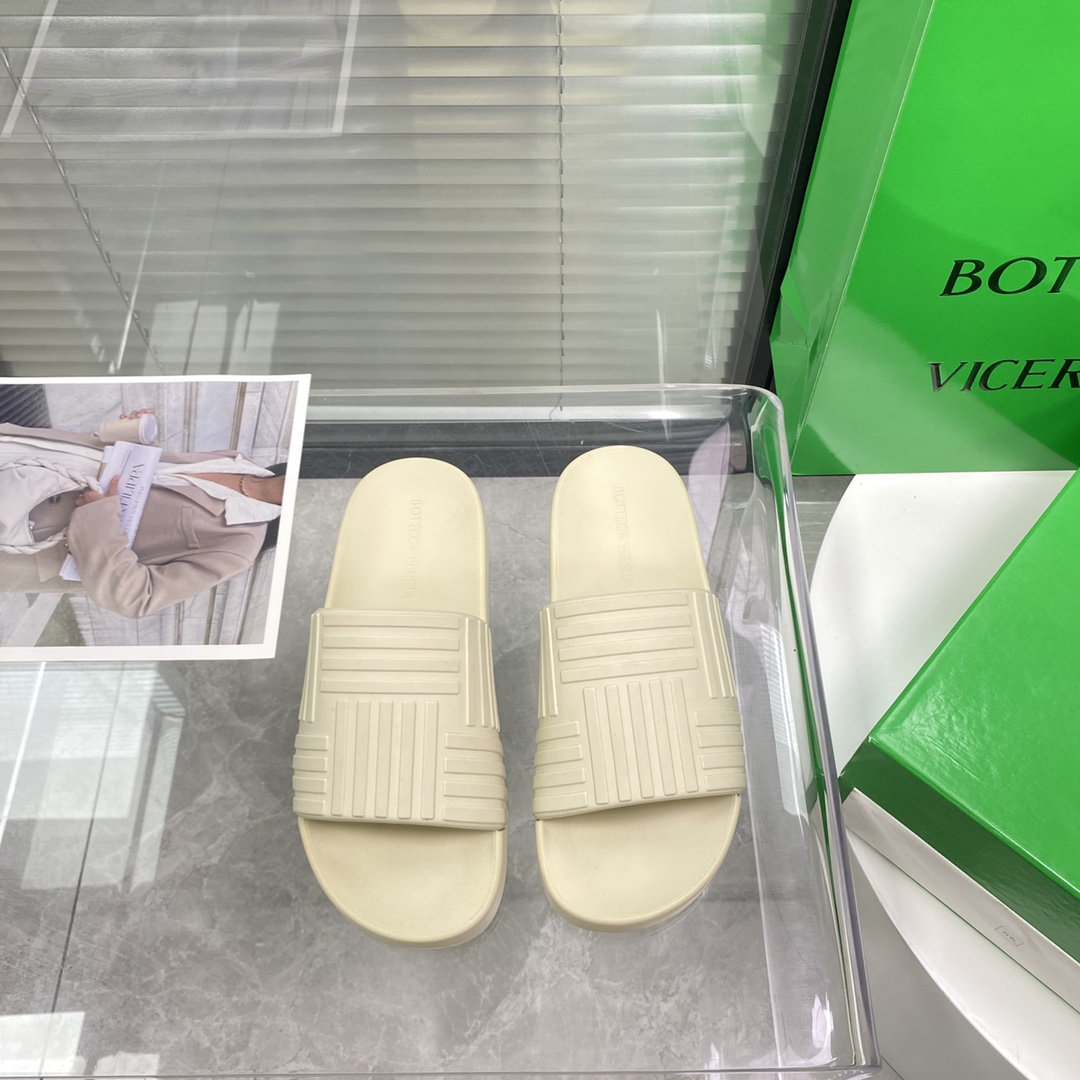 Bottega Veneta Rubber slides - EUR FASHION