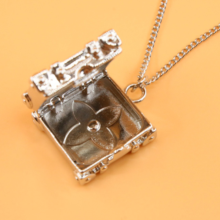 Louis Vuitton Trunk Locket Pendant      M00527 - EUR FASHION