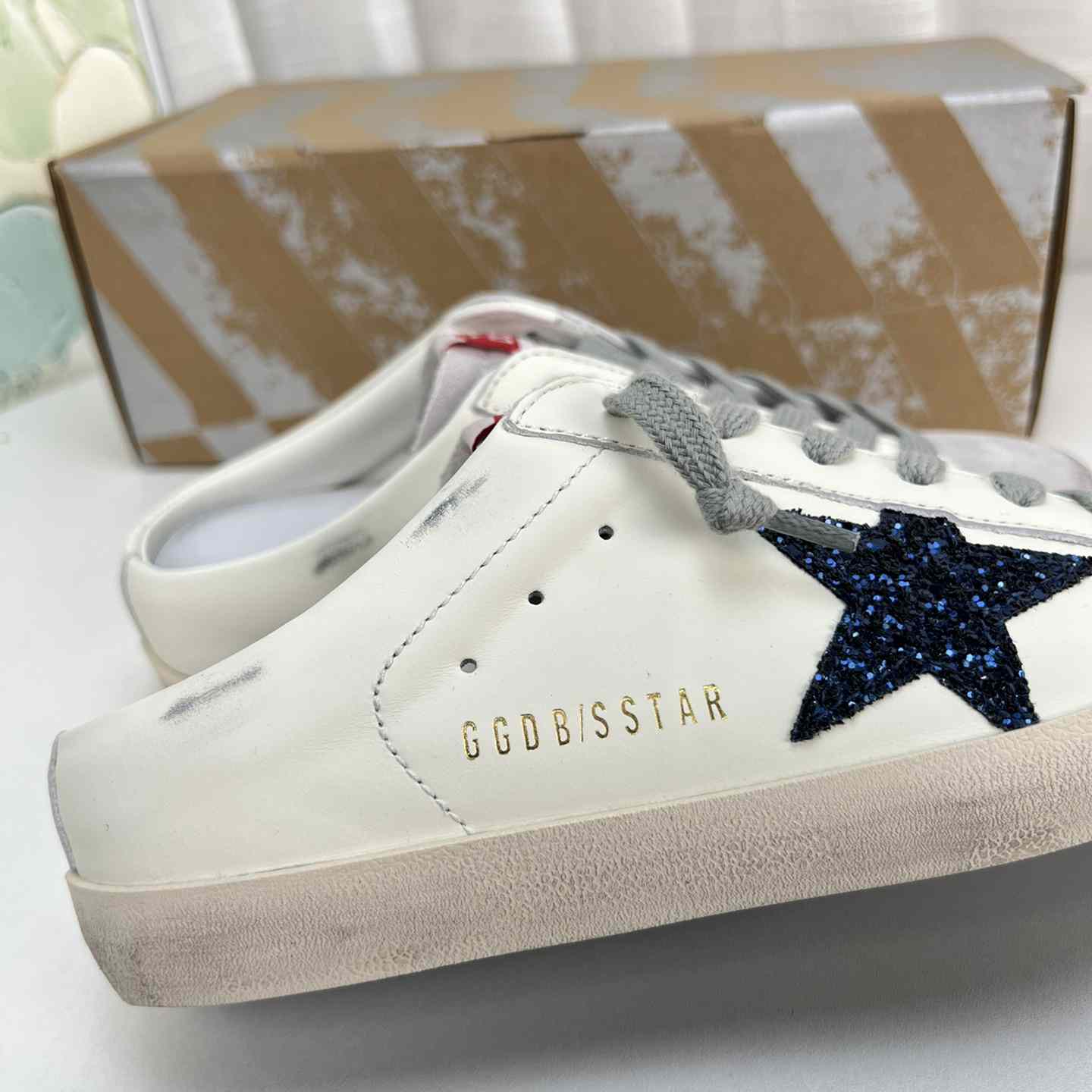 Golden Goose Super-Star Sabots In White Leather With Blue Glitter Star And Dove-Gray Suede Tongue - EUR FASHION