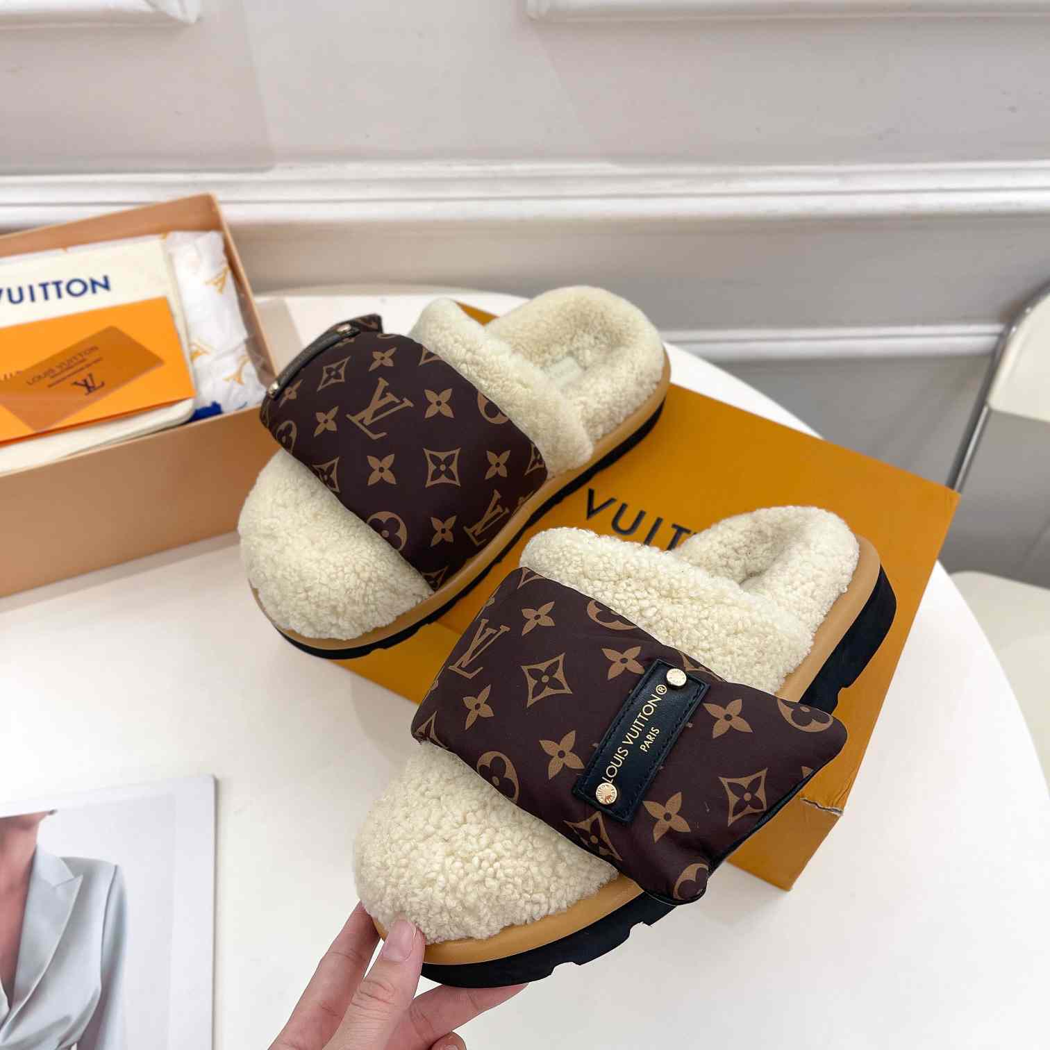 Louis Vuitton Slipper Pillow Flat Comfort Mule    1AAM41 - EUR FASHION