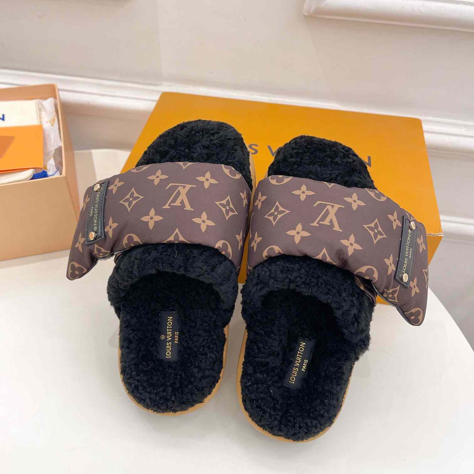 Louis Vuitton Slipper Pillow Flat Comfort Mule    1AAM3L - EUR FASHION