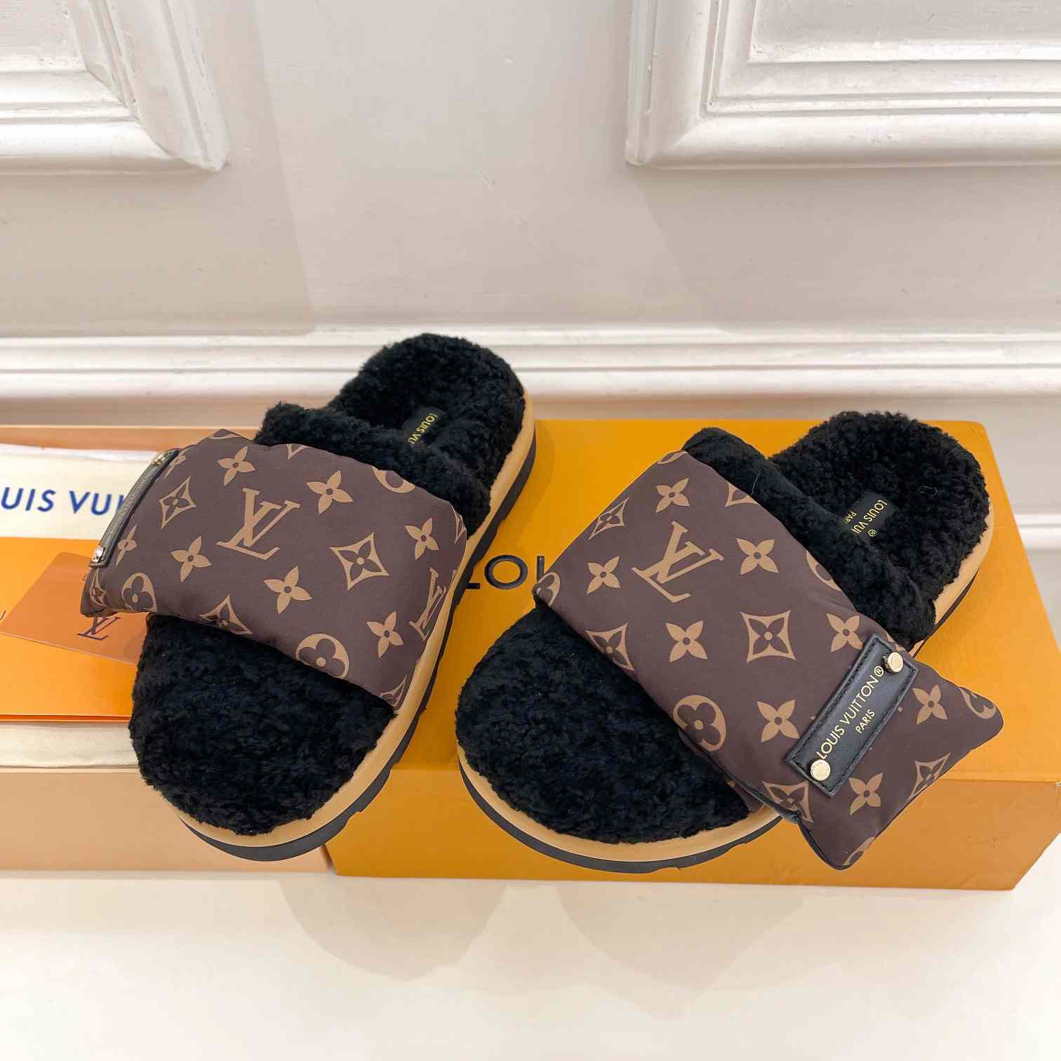 Louis Vuitton Slipper Pillow Flat Comfort Mule    1AAM3L - EUR FASHION