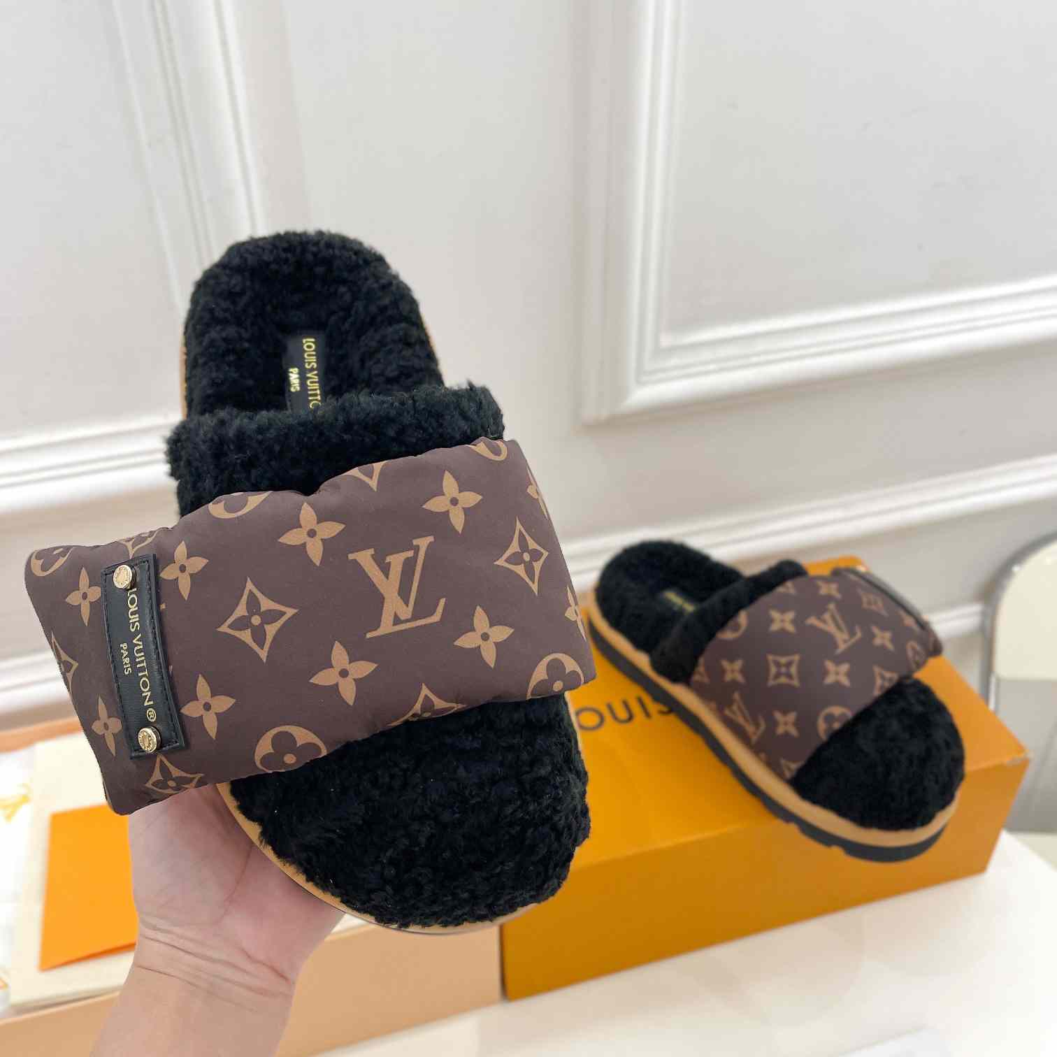 Louis Vuitton Slipper Pillow Flat Comfort Mule    1AAM3L - EUR FASHION