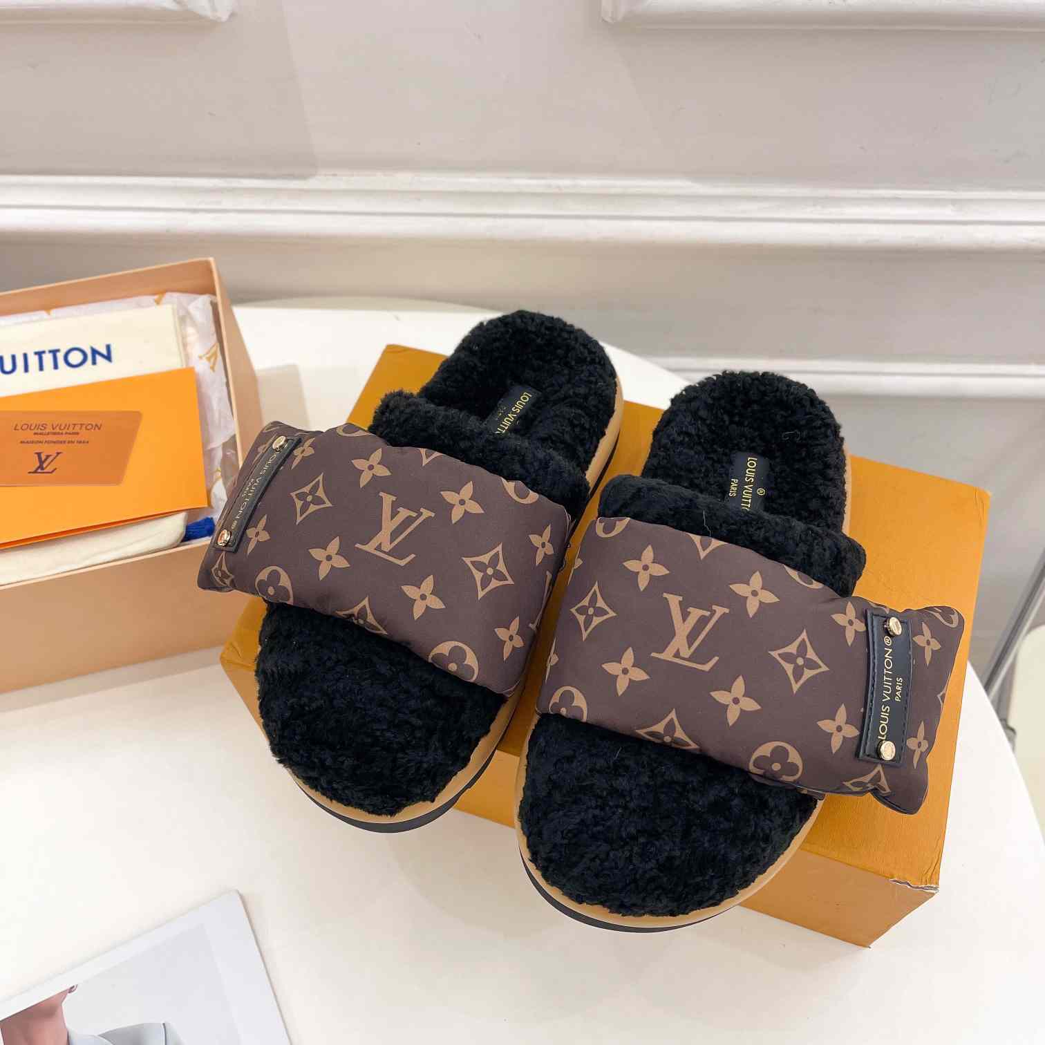 Louis Vuitton Slipper Pillow Flat Comfort Mule    1AAM3L - EUR FASHION