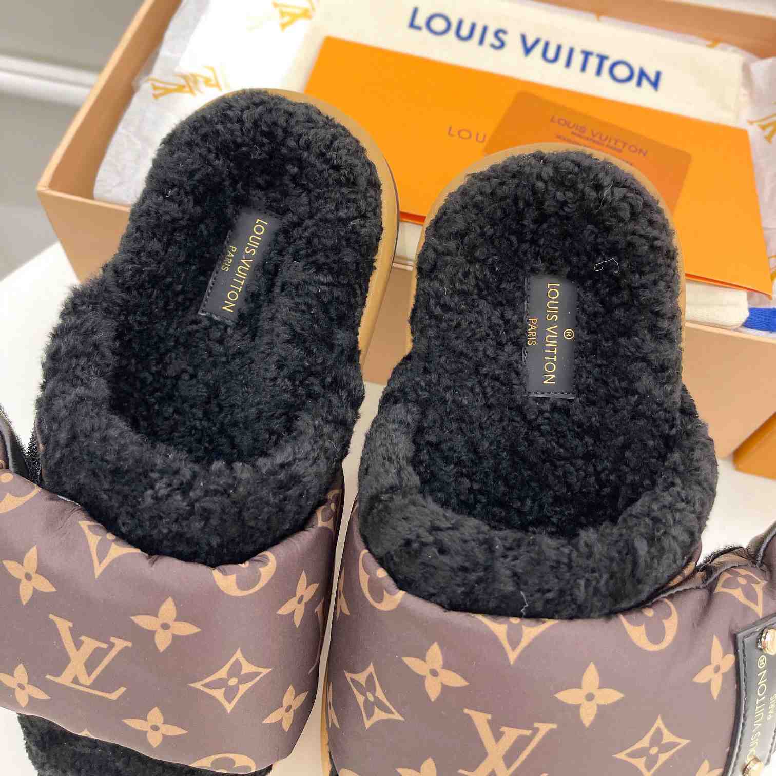 Louis Vuitton Slipper Pillow Flat Comfort Mule    1AAM3L - EUR FASHION