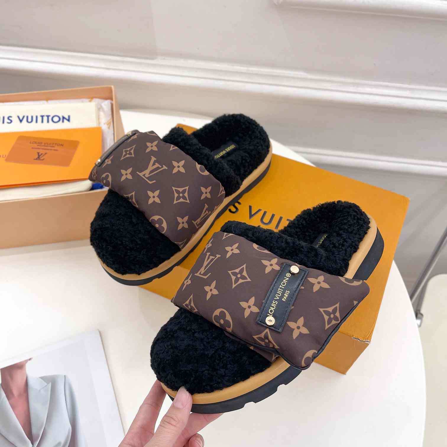 Louis Vuitton Slipper Pillow Flat Comfort Mule    1AAM3L - EUR FASHION