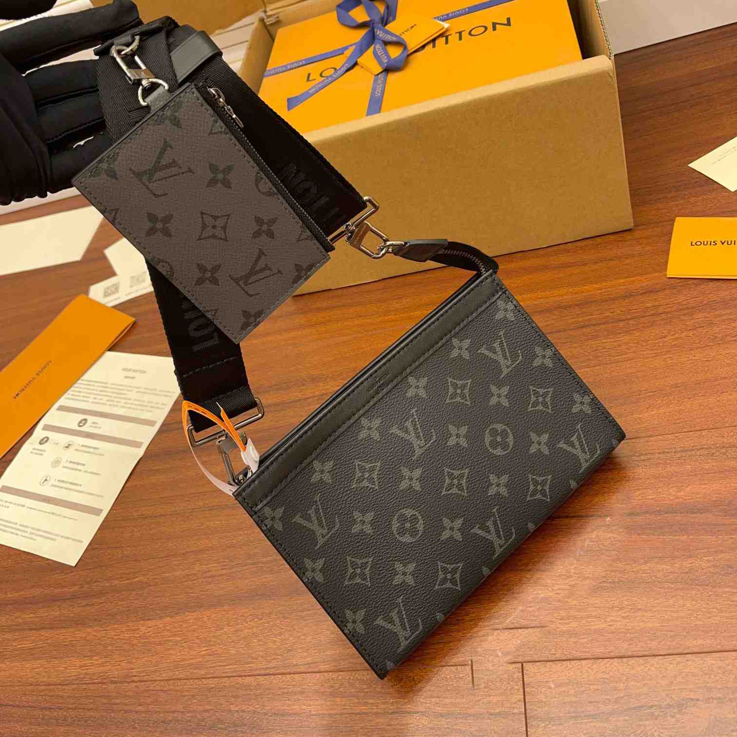 Louis Vuitton Gaston Wearable Wallet(22x14.5x4.5CM)   M81124 - EUR FASHION