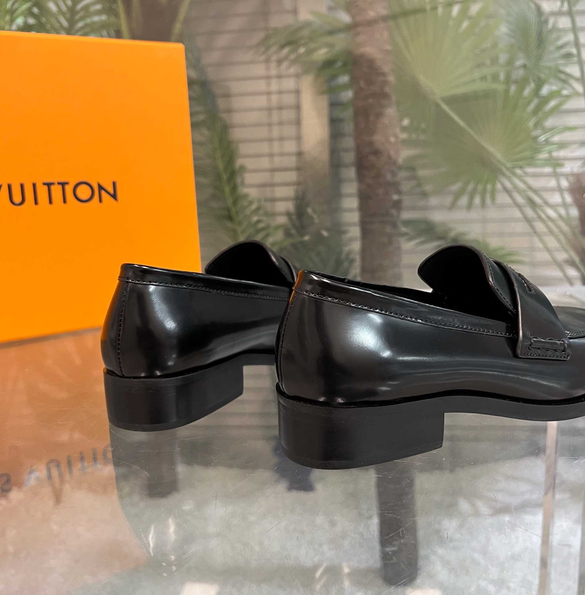 Louis Vuitton Connelly Flat Loafer      1AAOKF - EUR FASHION