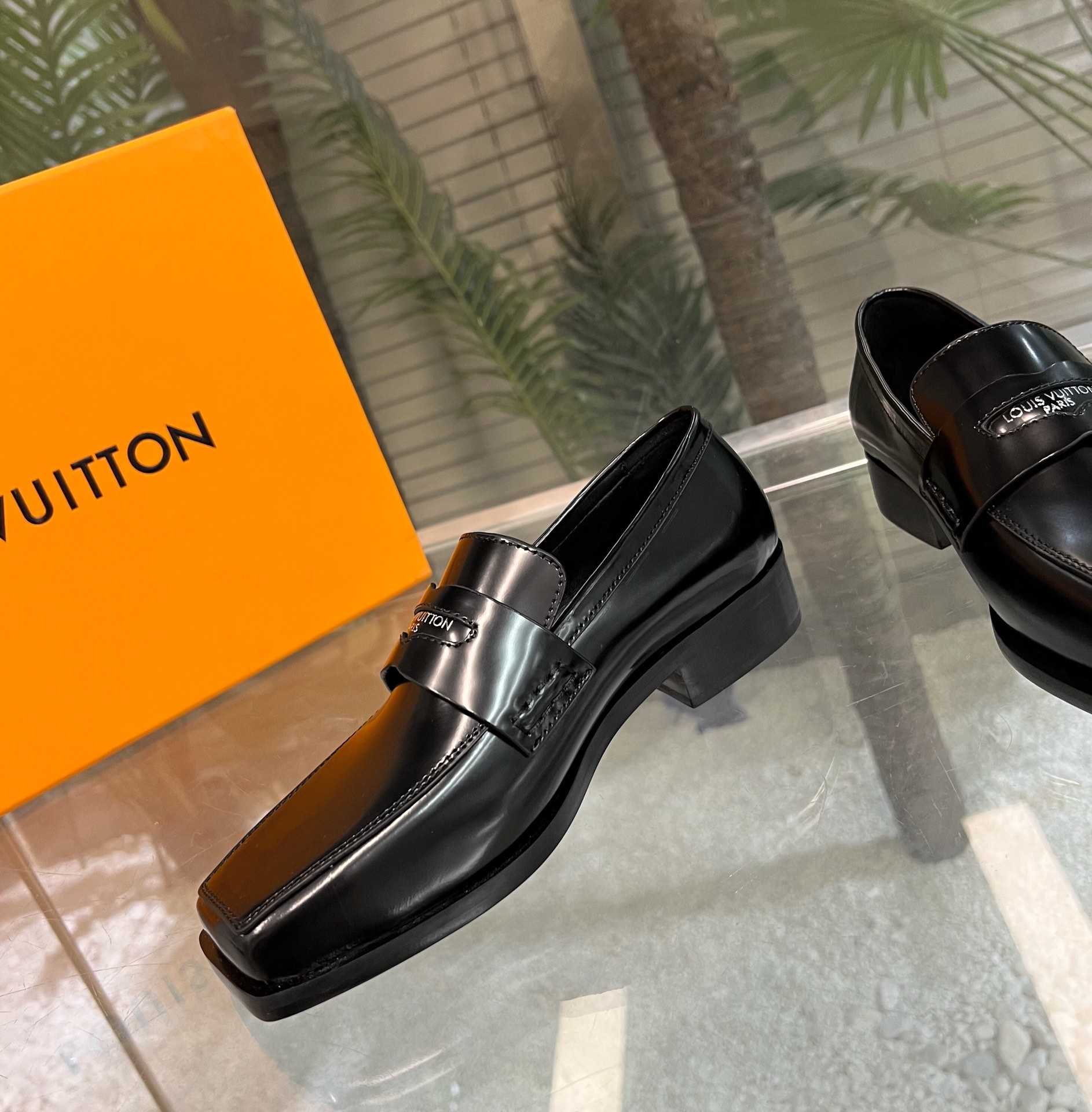 Louis Vuitton Connelly Flat Loafer      1AAOKF - EUR FASHION