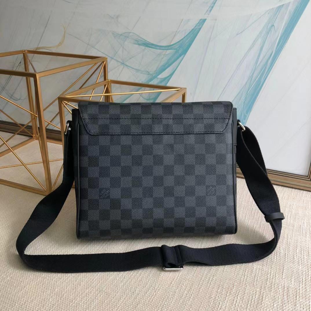 Louis Vuitton Mens's Messenger Bag Damier Black(25x22x8CM)  - EUR FASHION