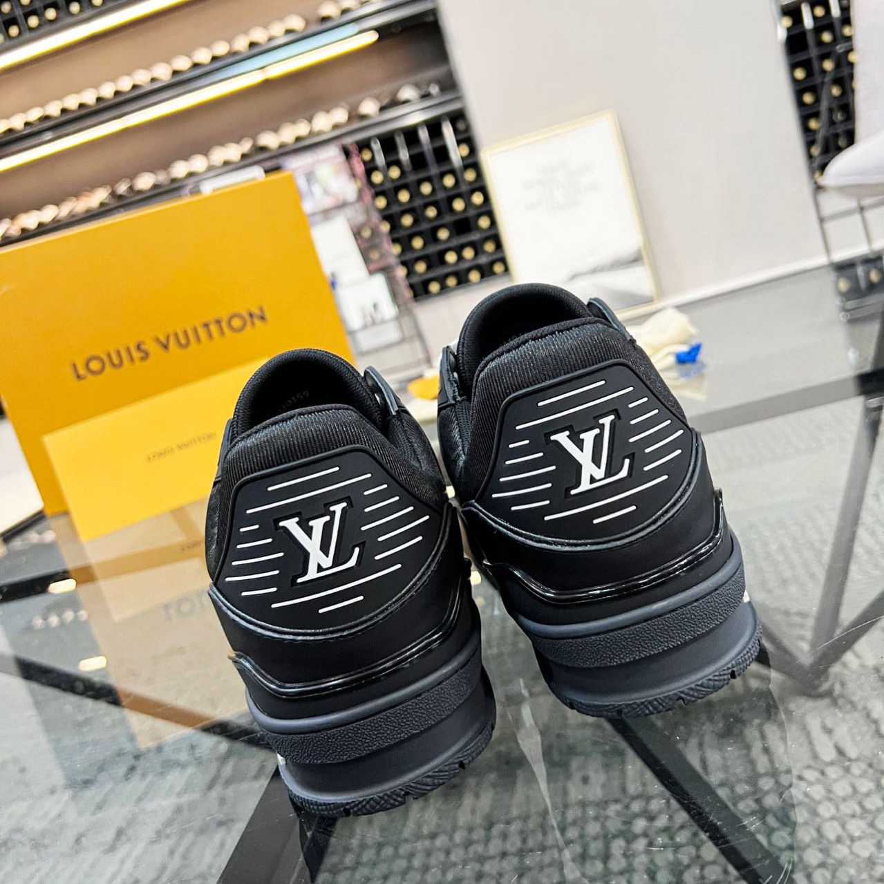 Louis Vuitton Trainer Sneaker (upon uk size)     - EUR FASHION