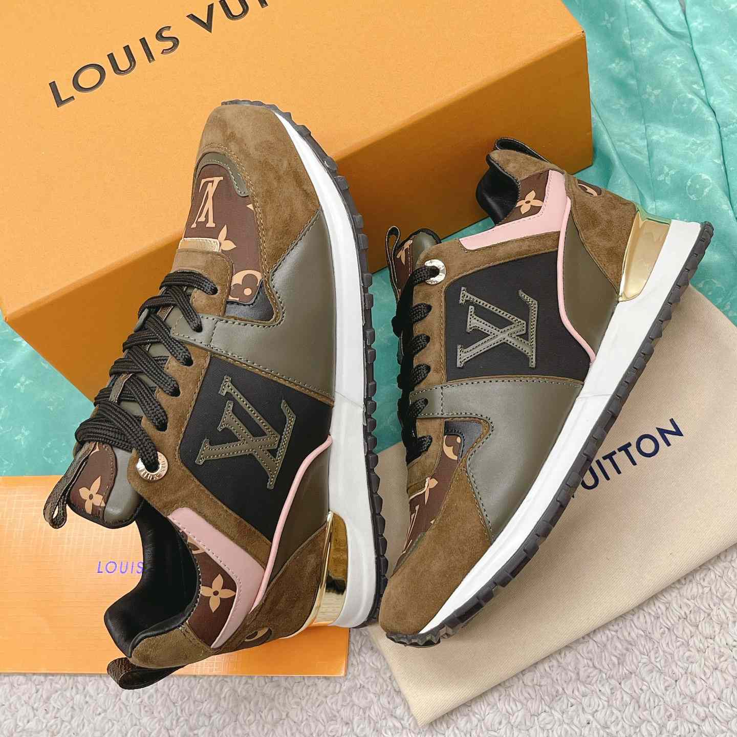 Louis Vuitton Run Away Sneaker   (upon uk size)  1AAP4P - EUR FASHION