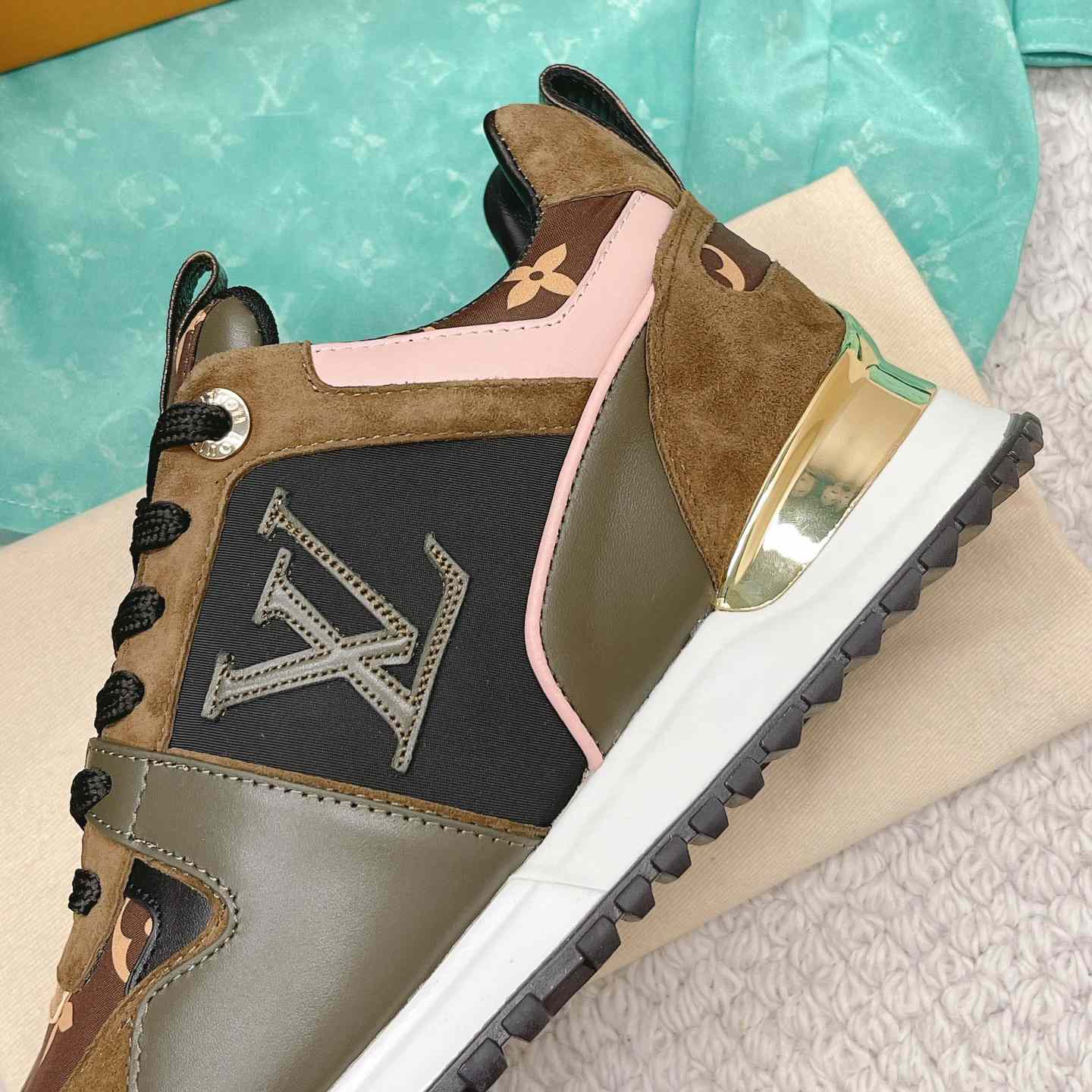 Louis Vuitton Run Away Sneaker   (upon uk size)  1AAP4P - EUR FASHION