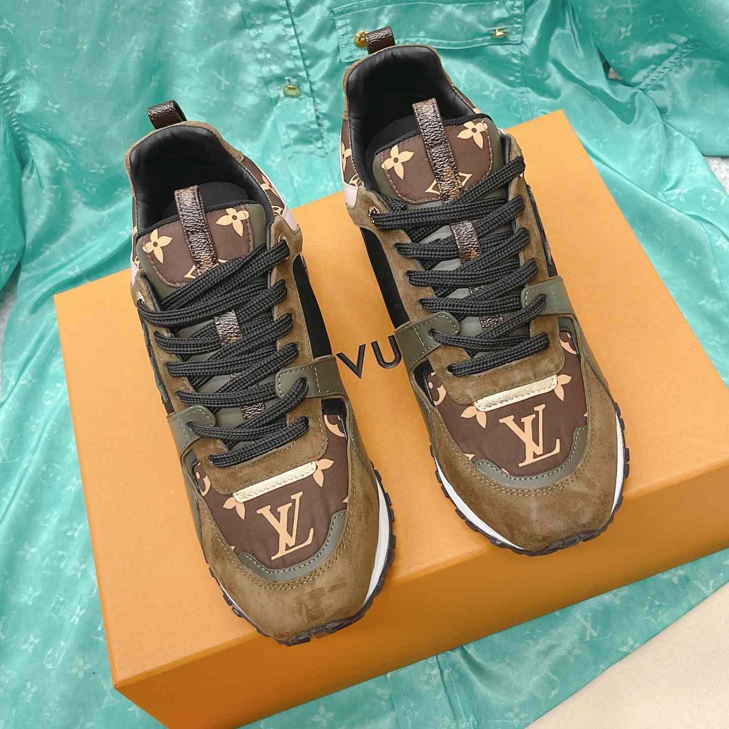 Louis Vuitton Run Away Sneaker   (upon uk size)  1AAP4P - EUR FASHION