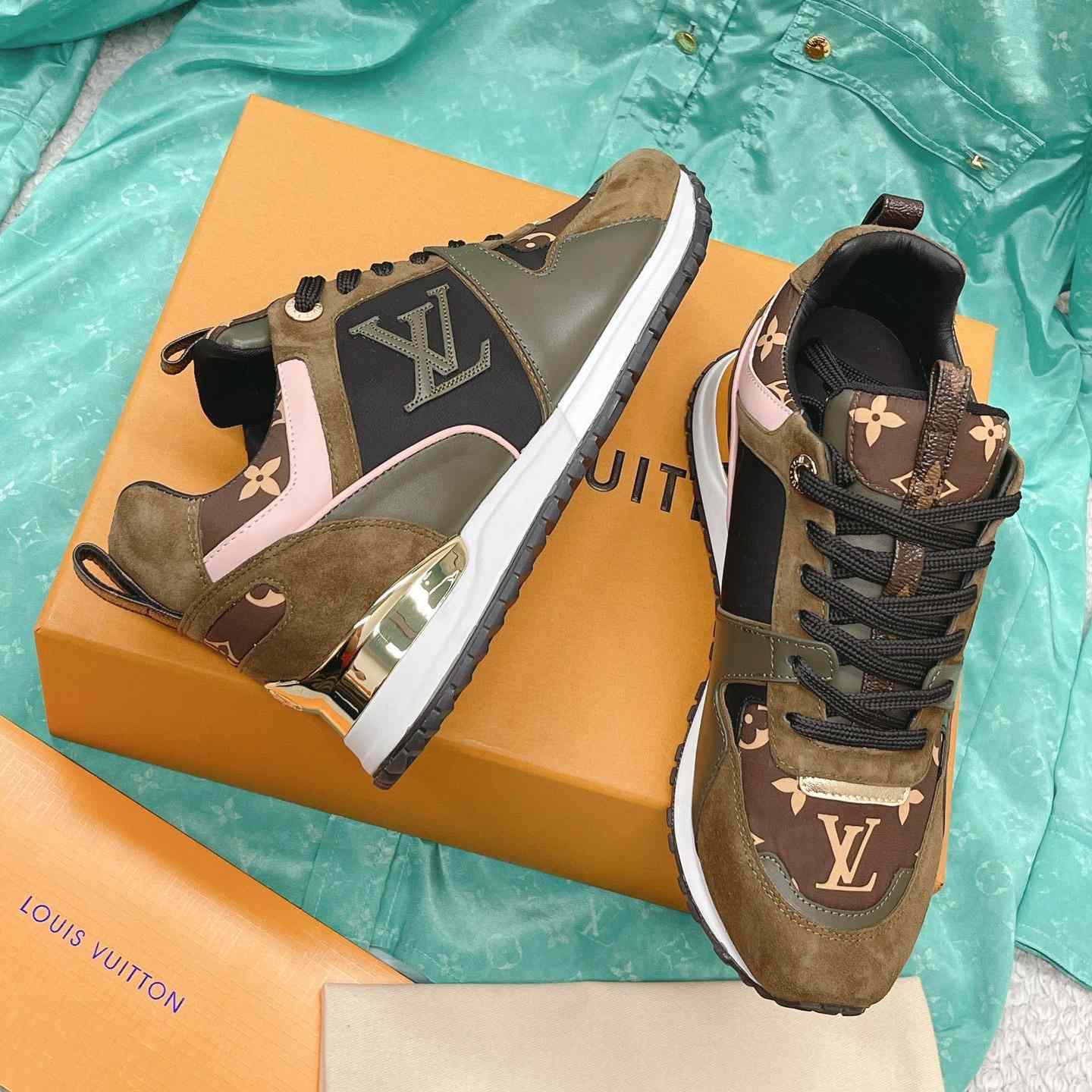 Louis Vuitton Run Away Sneaker   (upon uk size)  1AAP4P - EUR FASHION