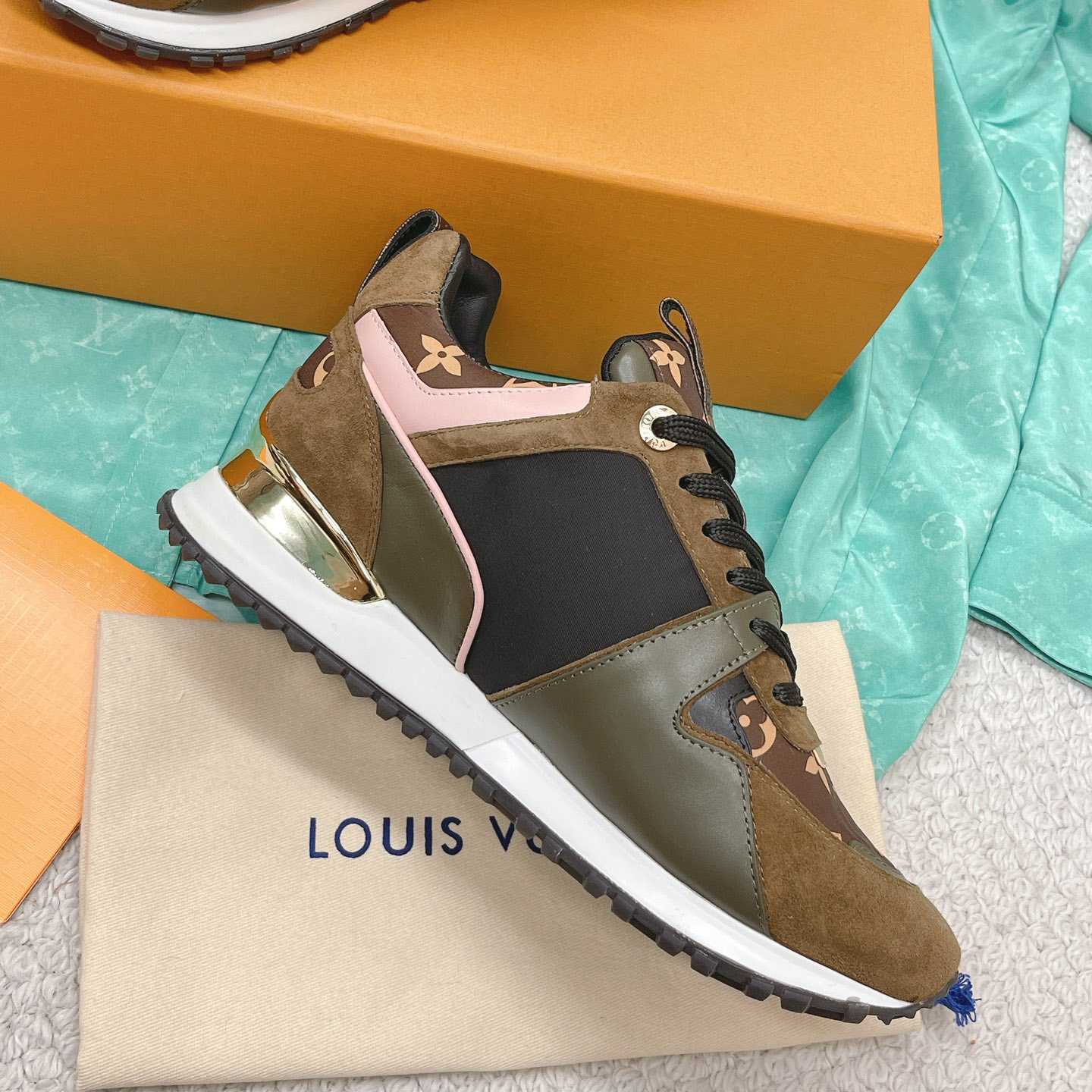 Louis Vuitton Run Away Sneaker   (upon uk size)  1AAP4P - EUR FASHION