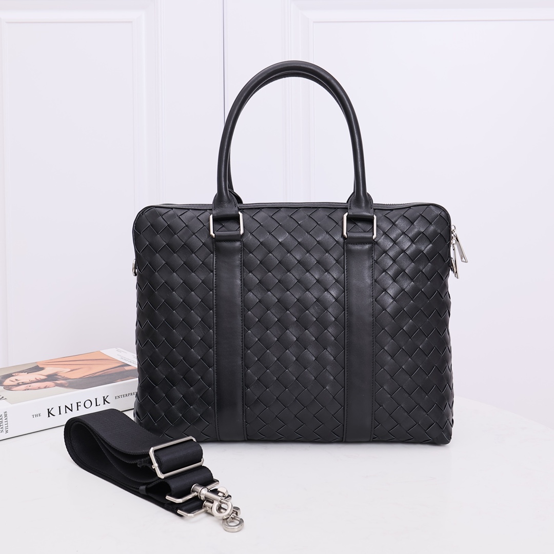 Bottega Veneta Slim Intrecciato Briefcase - EUR FASHION