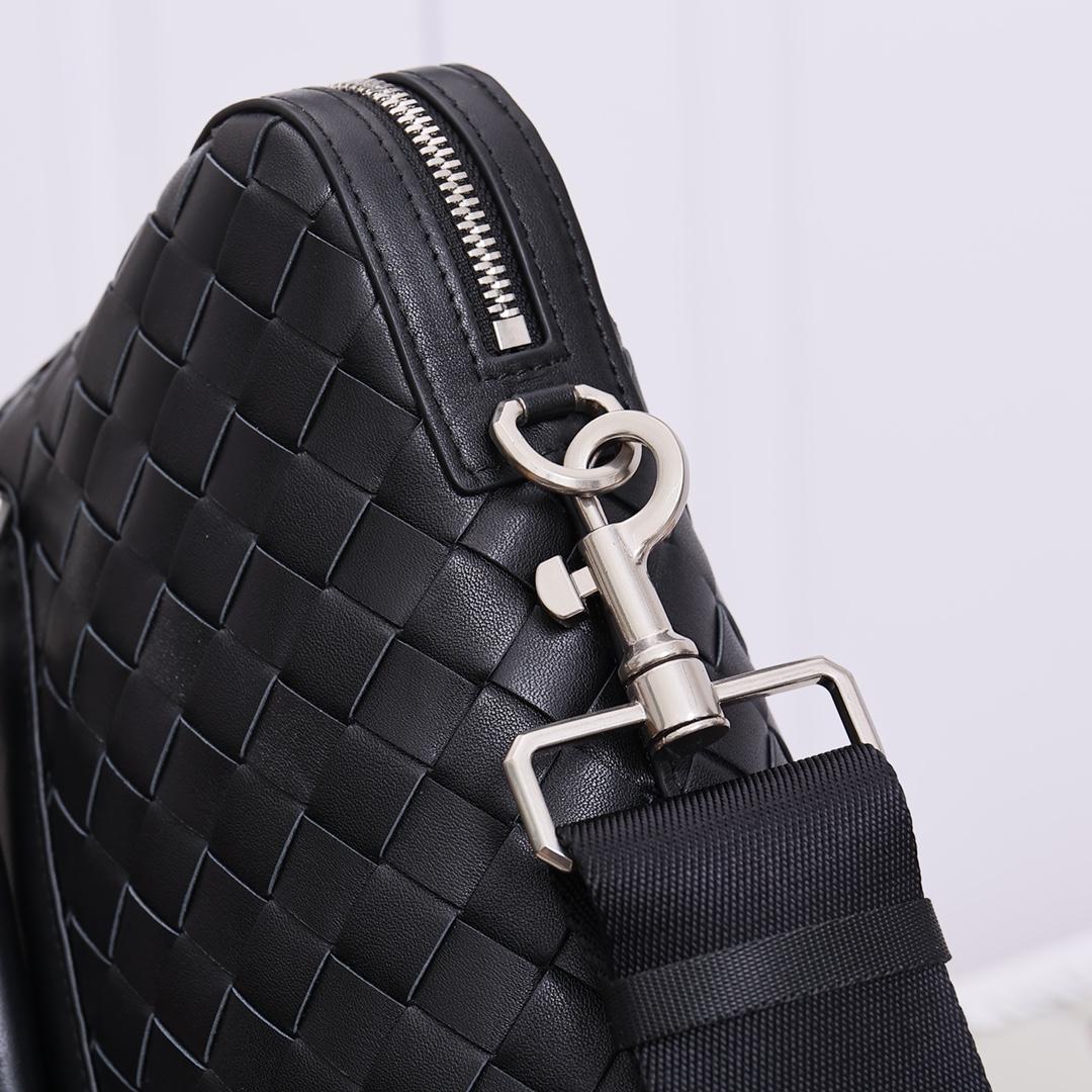 Bottega Veneta Slim Intrecciato Briefcase - EUR FASHION