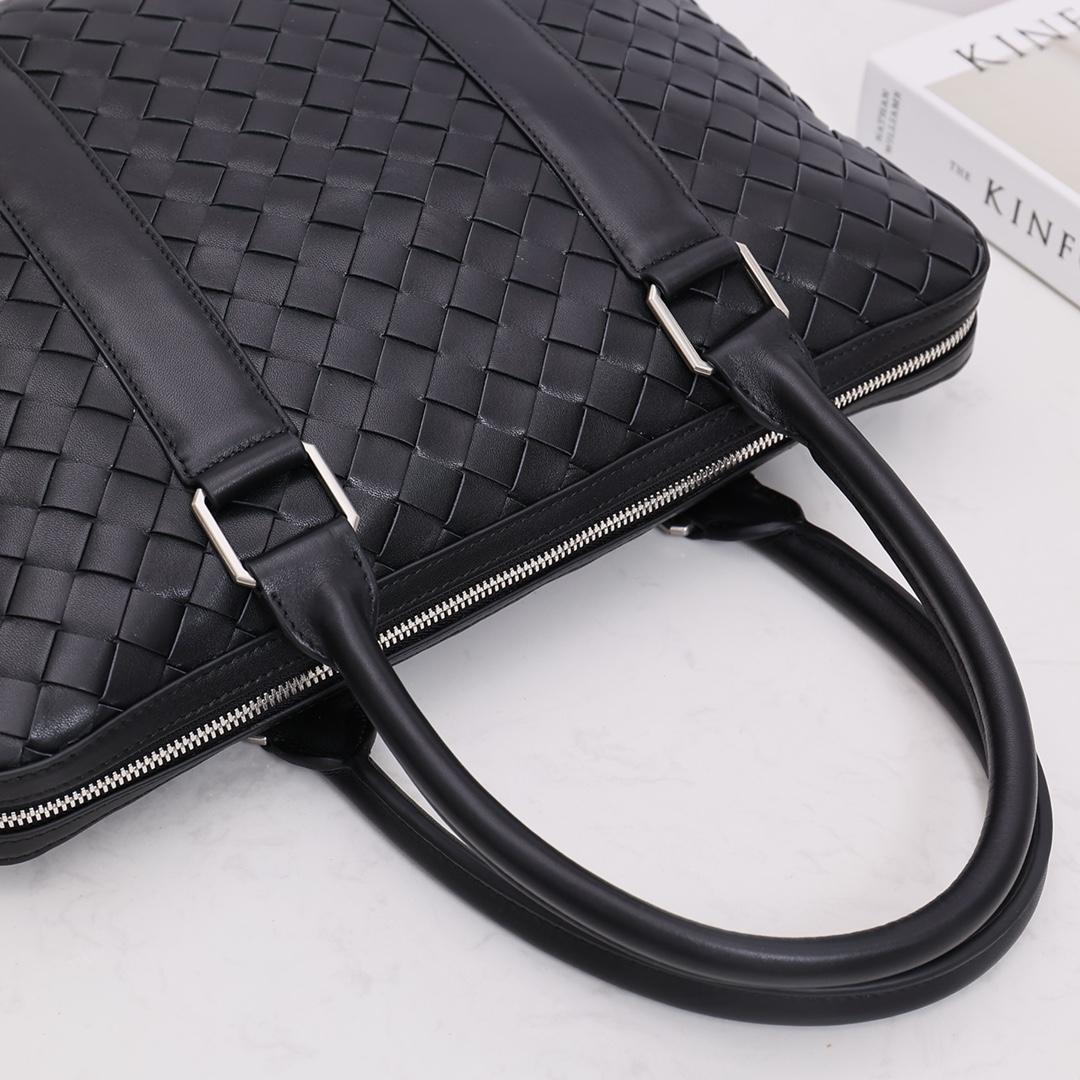 Bottega Veneta Slim Intrecciato Briefcase - EUR FASHION