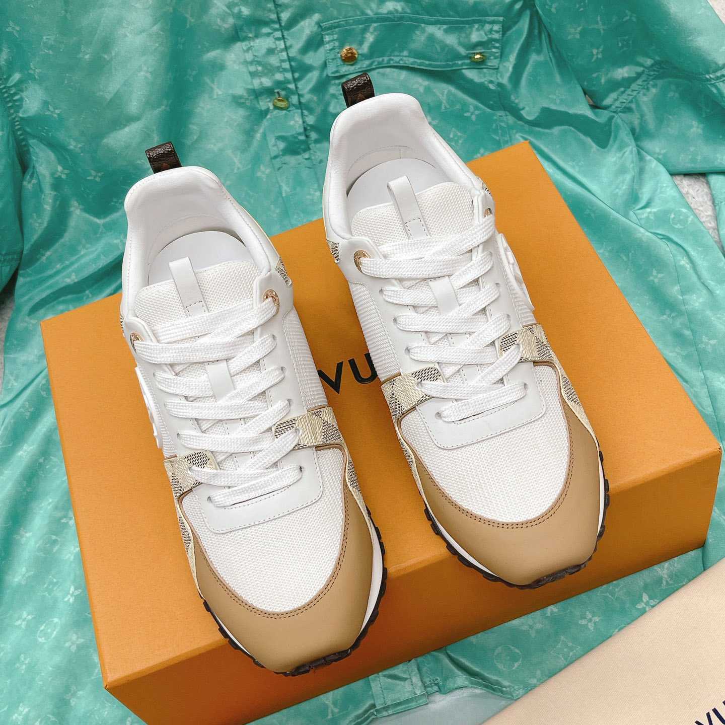 Louis Vuitton Run Away Sneaker   (upon uk size)  1AAWFD - EUR FASHION