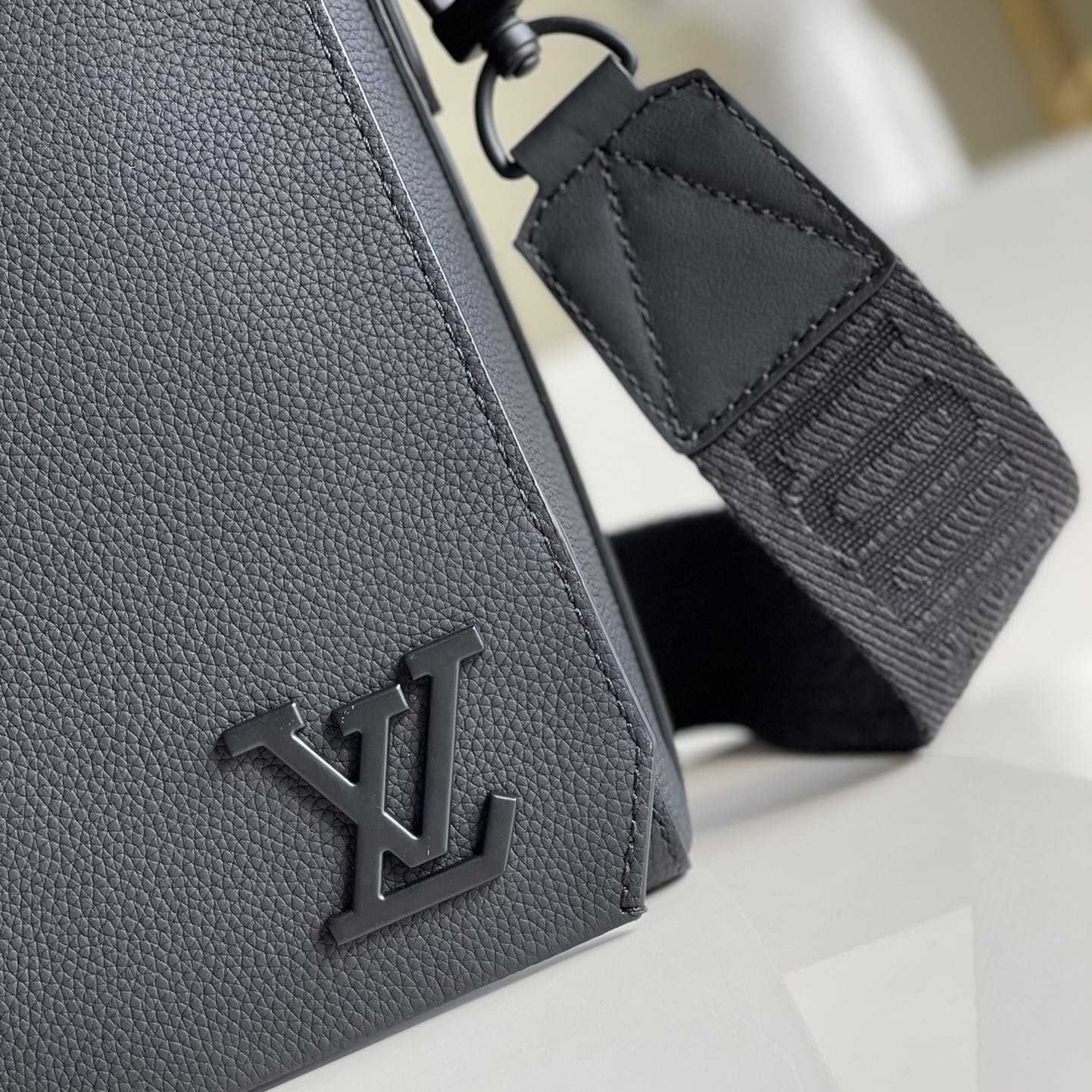 Louis Vuitton Takeoff Messenger(30.5x24x10cm)   M57080 - EUR FASHION