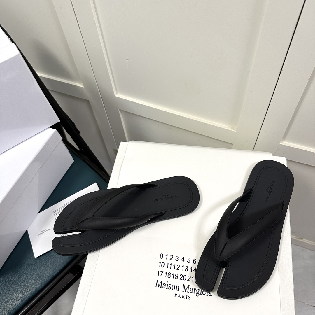 Maison Margiela Tabi Open-Toe Flip-Flops - EUR FASHION