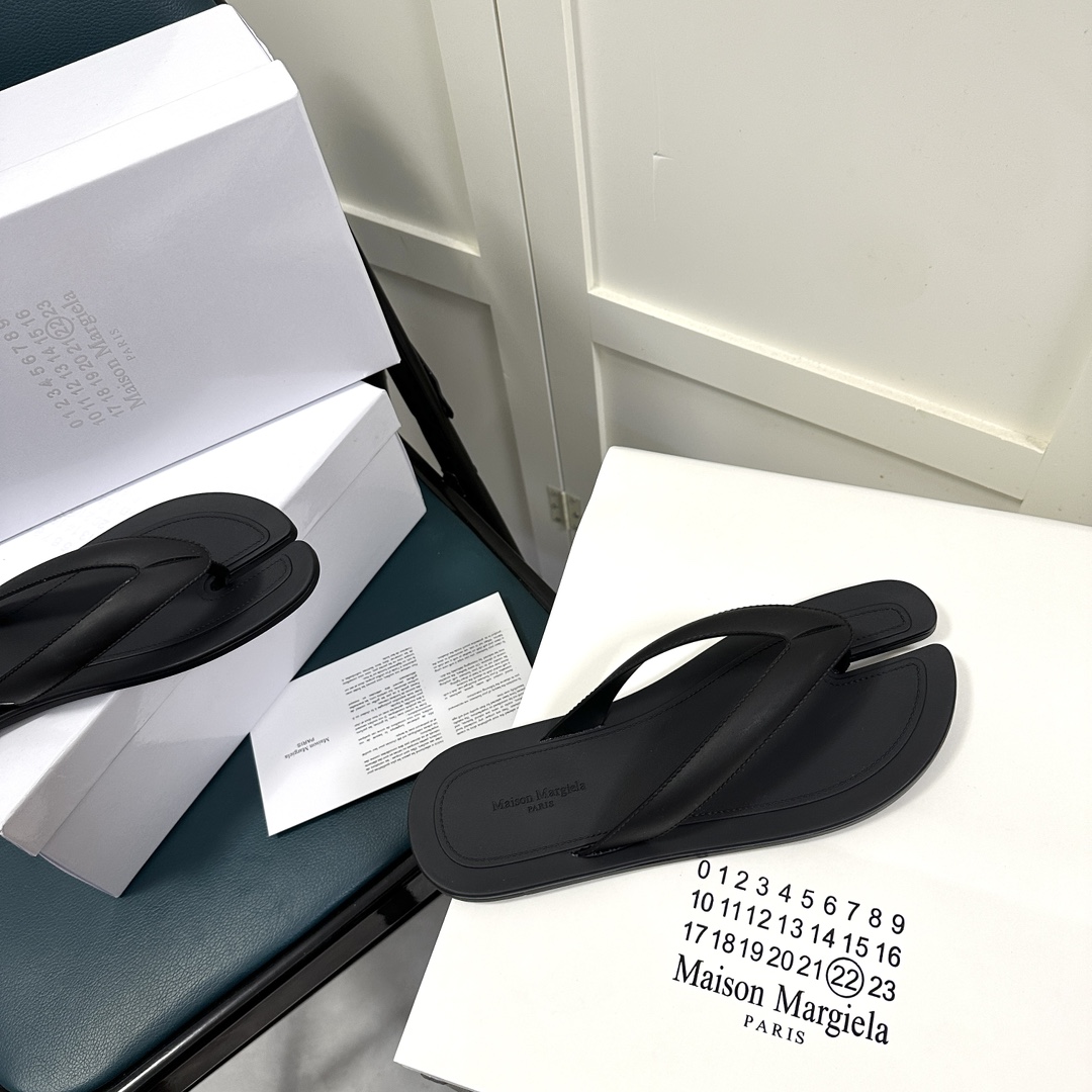 Maison Margiela Tabi Open-Toe Flip-Flops - EUR FASHION