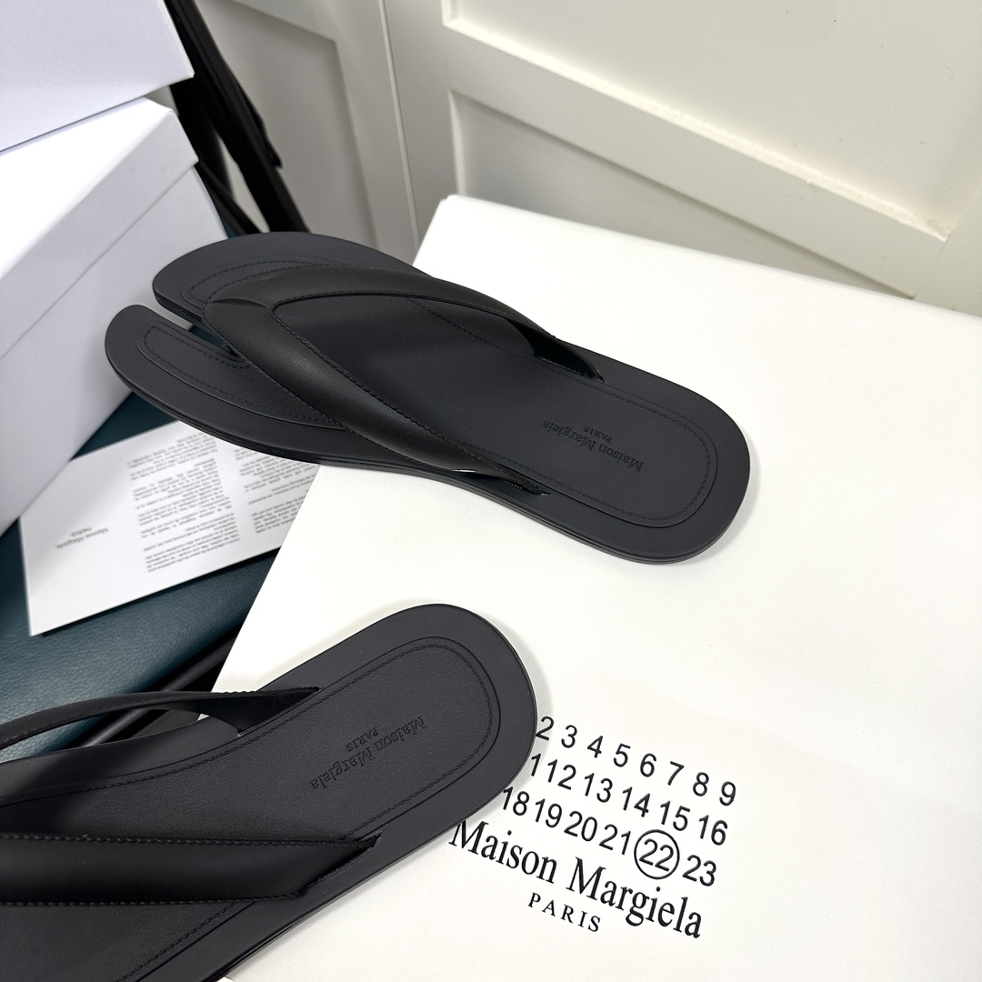 Maison Margiela Tabi Open-Toe Flip-Flops - EUR FASHION