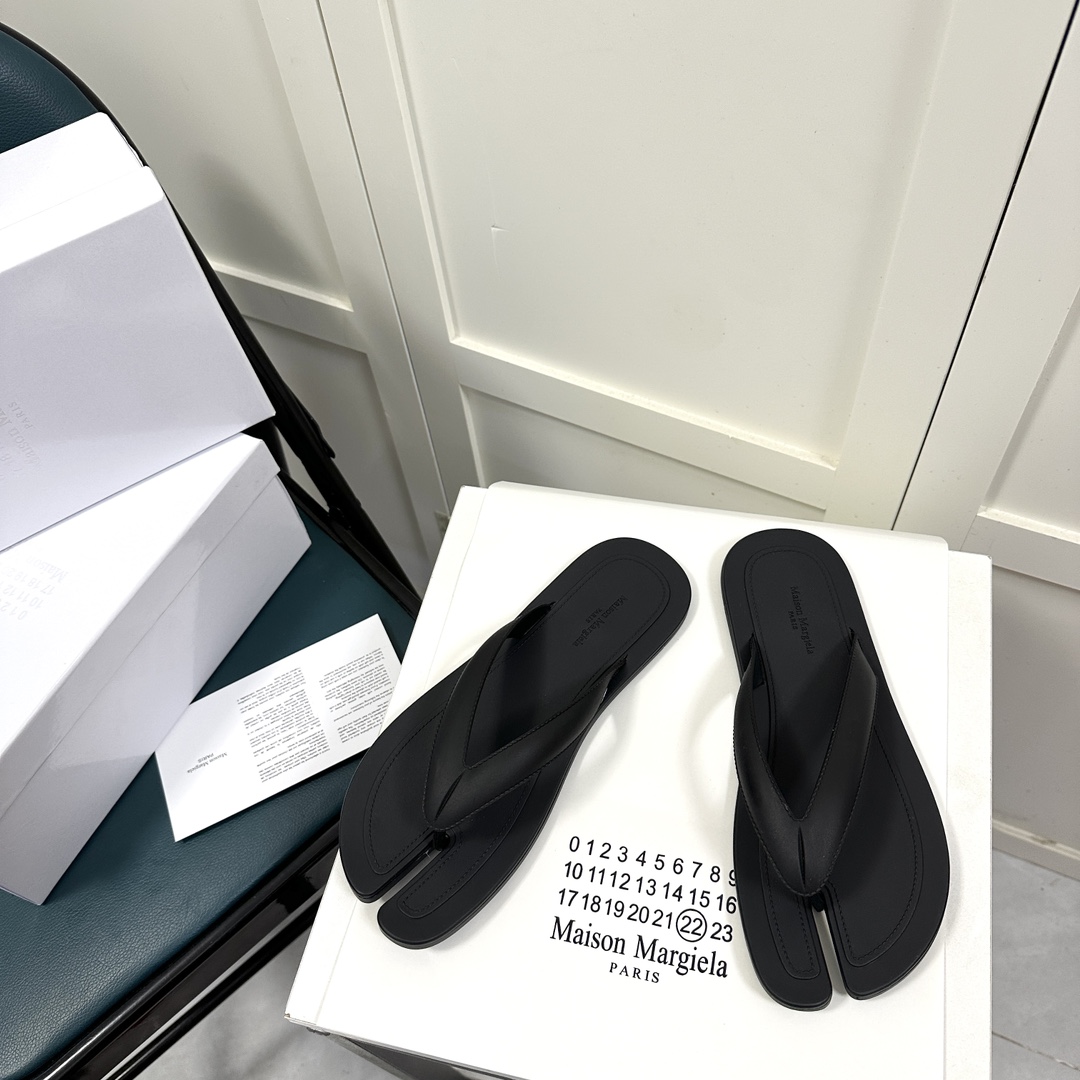 Maison Margiela Tabi Open-Toe Flip-Flops - EUR FASHION