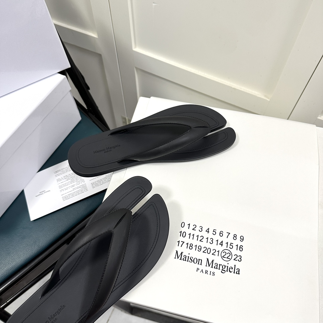 Maison Margiela Tabi Open-Toe Flip-Flops - EUR FASHION