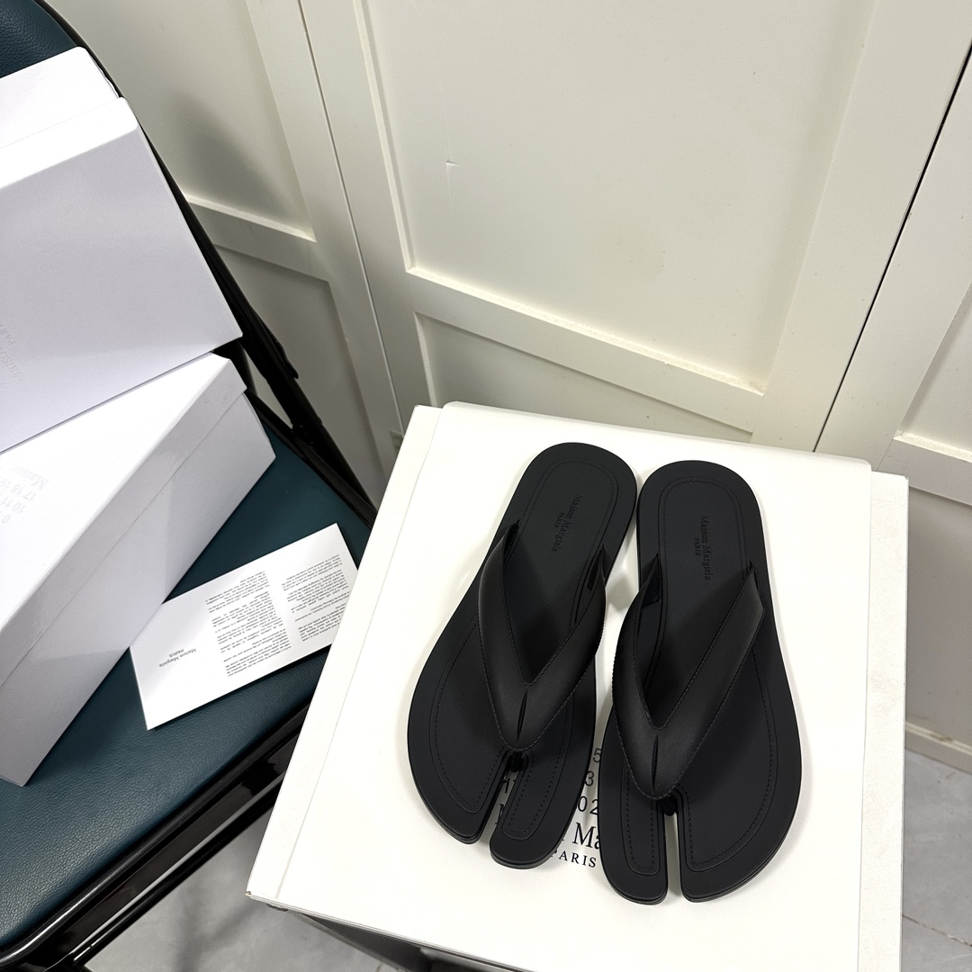 Maison Margiela Tabi Open-Toe Flip-Flops - EUR FASHION