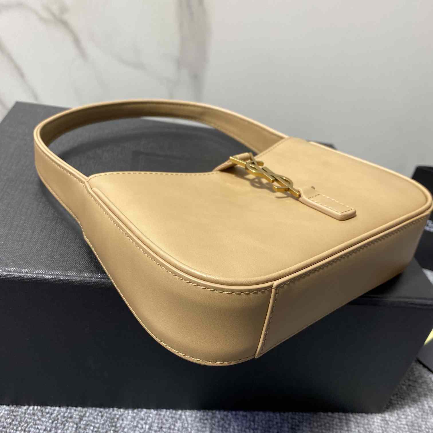 Saint Laurent Le 5 À 7 In Smooth Leather - EUR FASHION