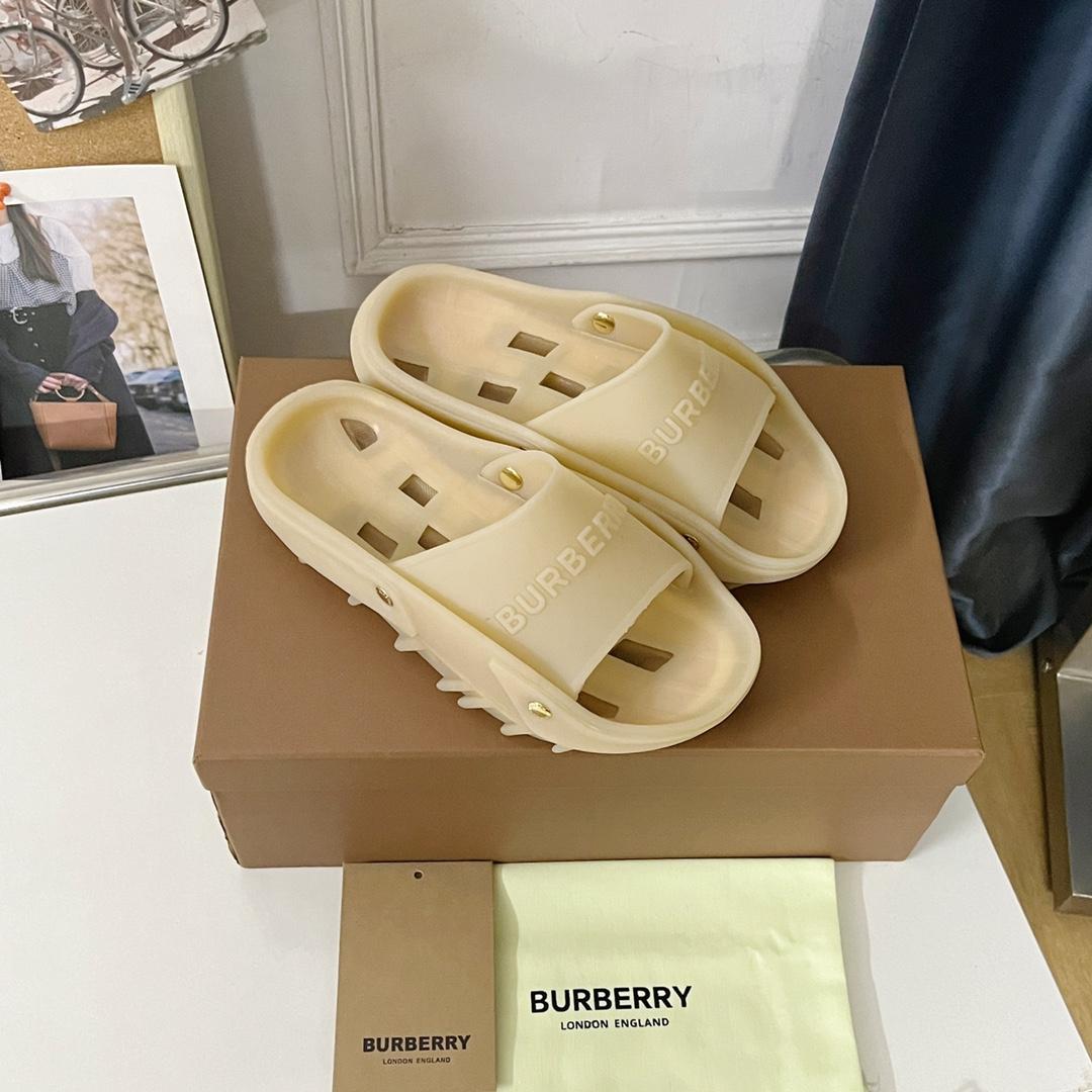 Burberry Bucklow logo slides - EUR FASHION