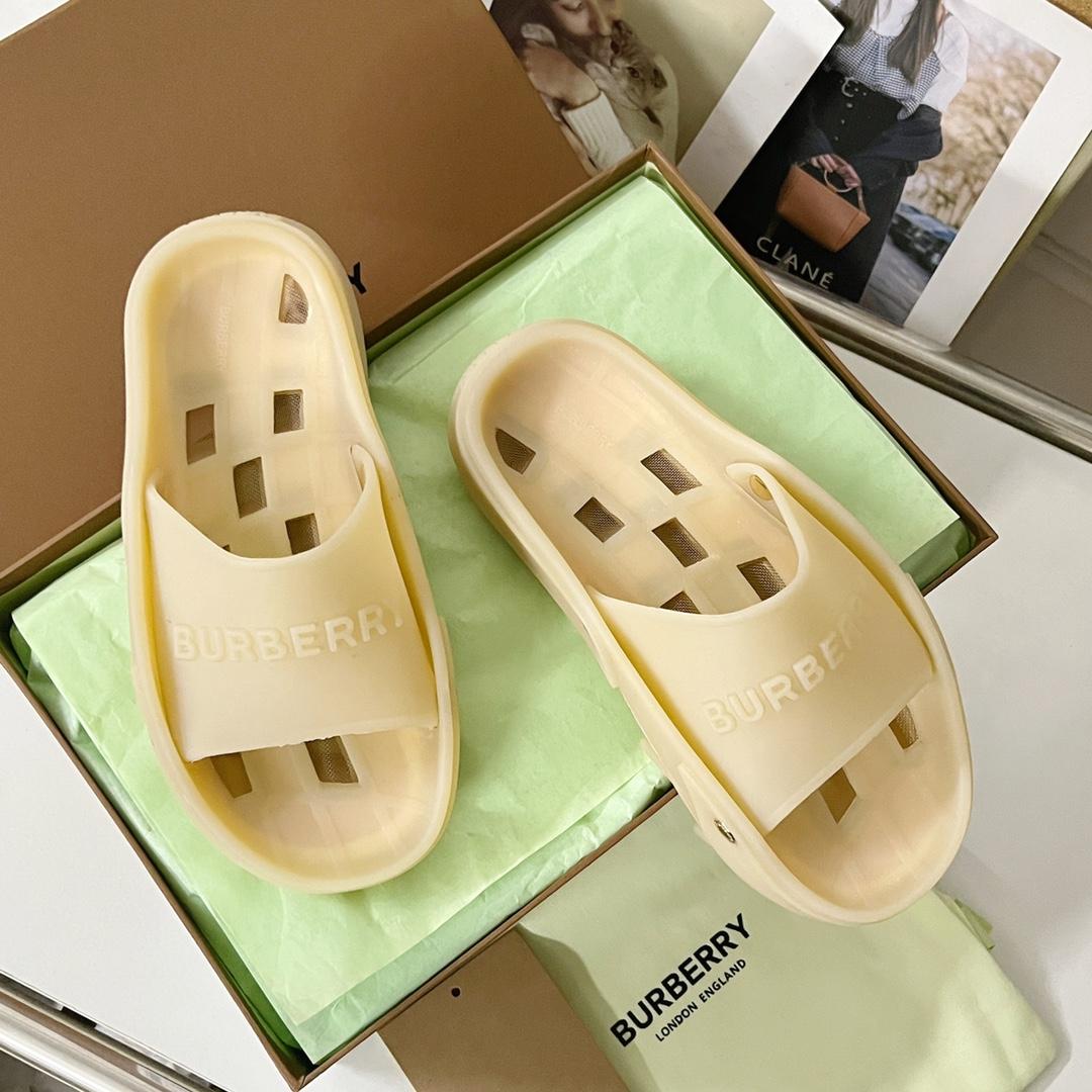 Burberry Bucklow logo slides - EUR FASHION