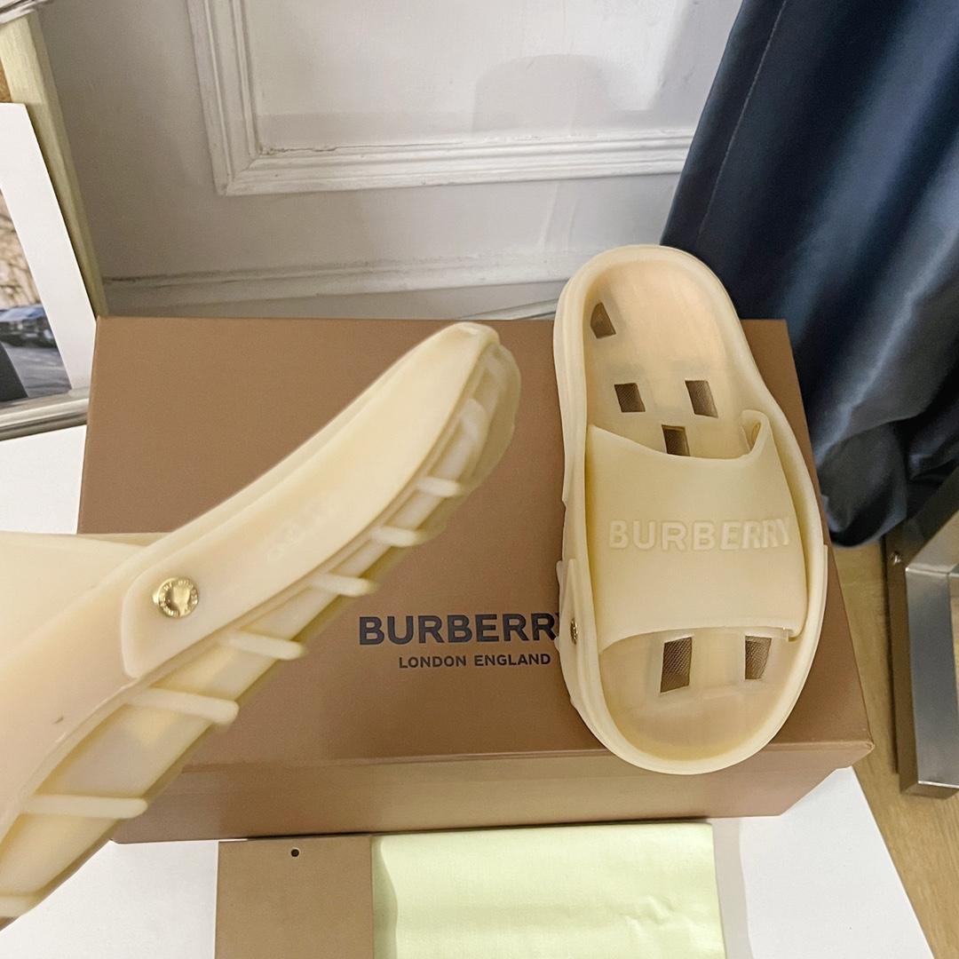 Burberry Bucklow logo slides - EUR FASHION