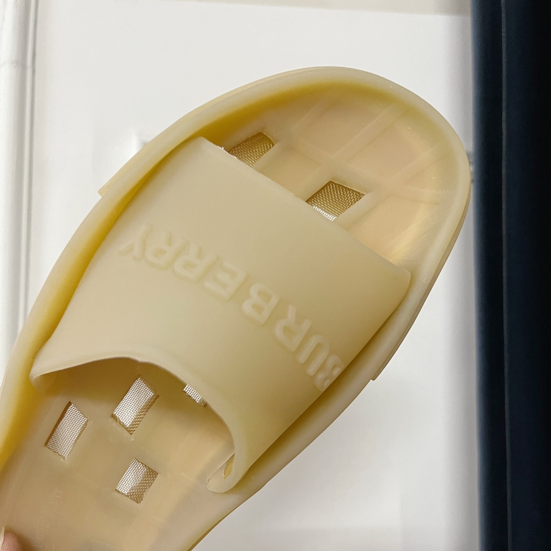 Burberry Bucklow logo slides - EUR FASHION