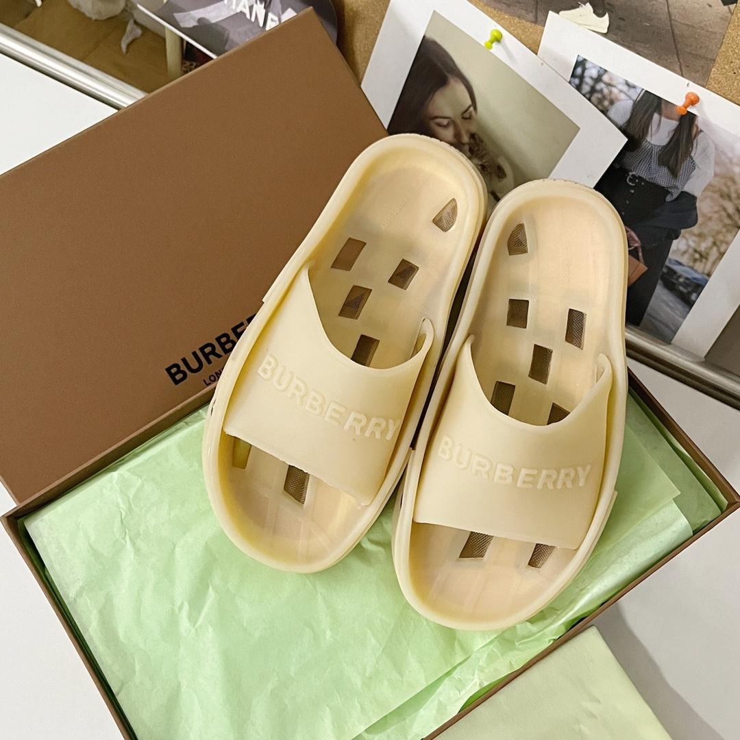 Burberry Bucklow logo slides - EUR FASHION