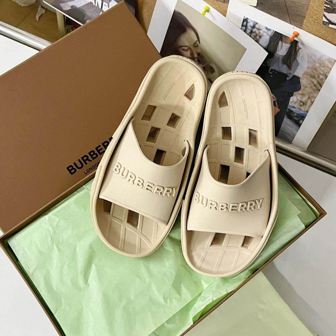 Burberry Bucklow logo slides - EUR FASHION