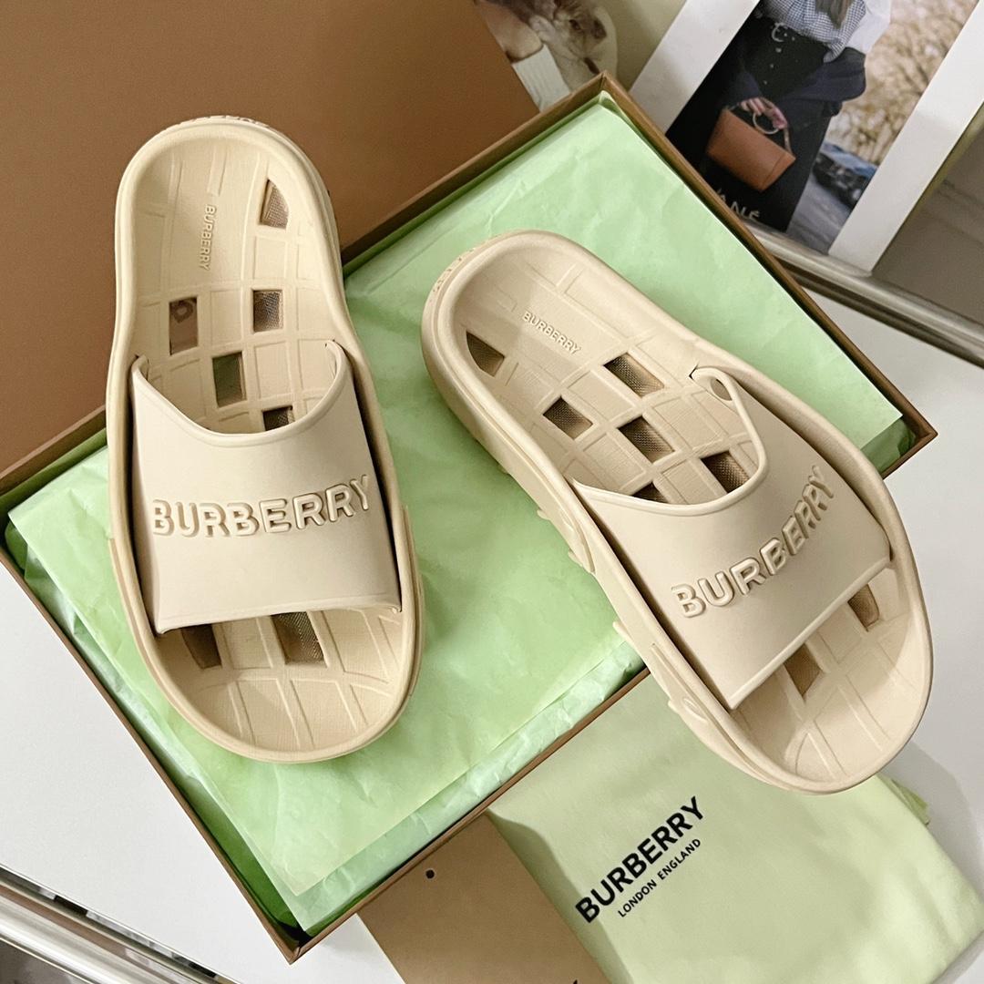 Burberry Bucklow logo slides - EUR FASHION