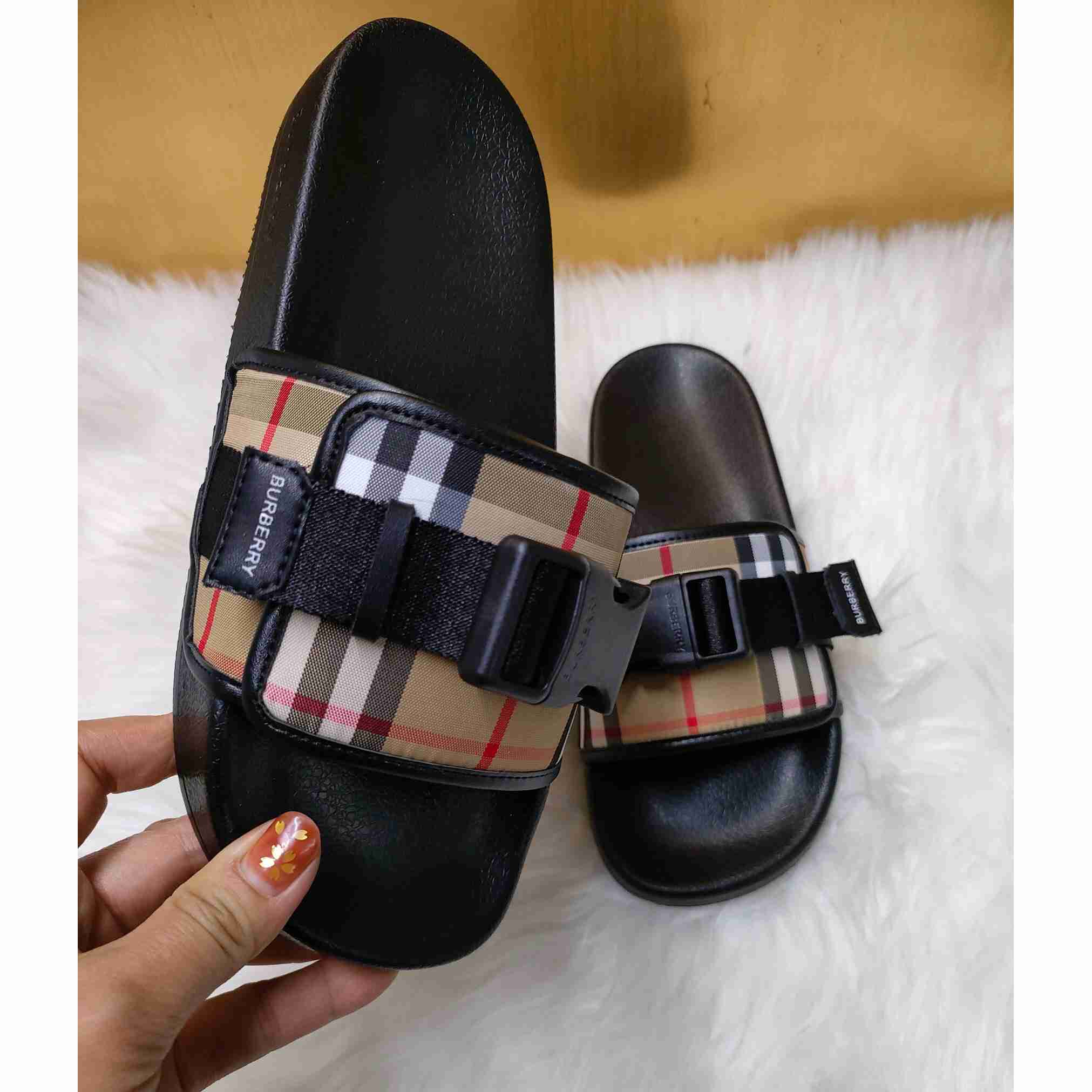 Burberry Buckle-strap Vintage Check Slides - EUR FASHION