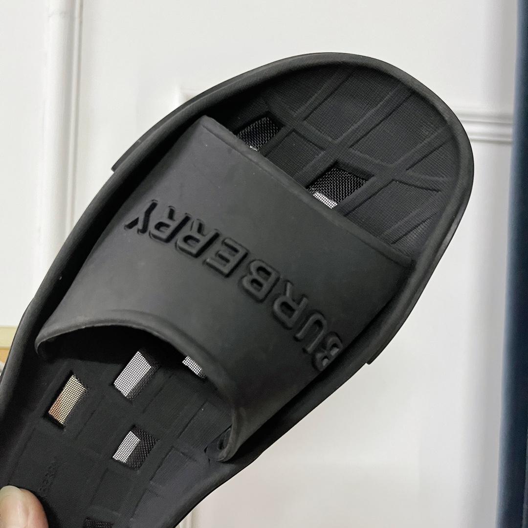 Burberry Bucklow logo slides - EUR FASHION