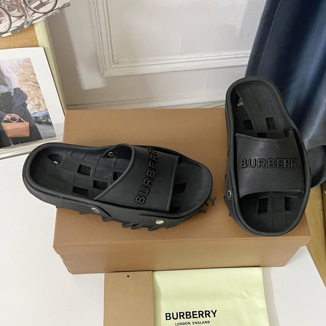 Burberry Bucklow logo slides - EUR FASHION