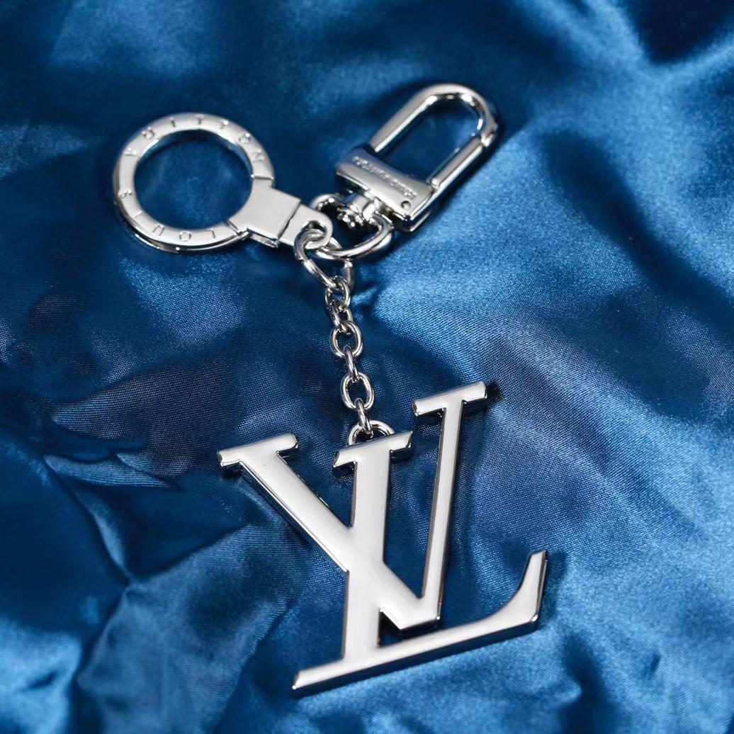 Louis Vuitton LV Initials Key Holder And Bag Charm   M01192 - EUR FASHION