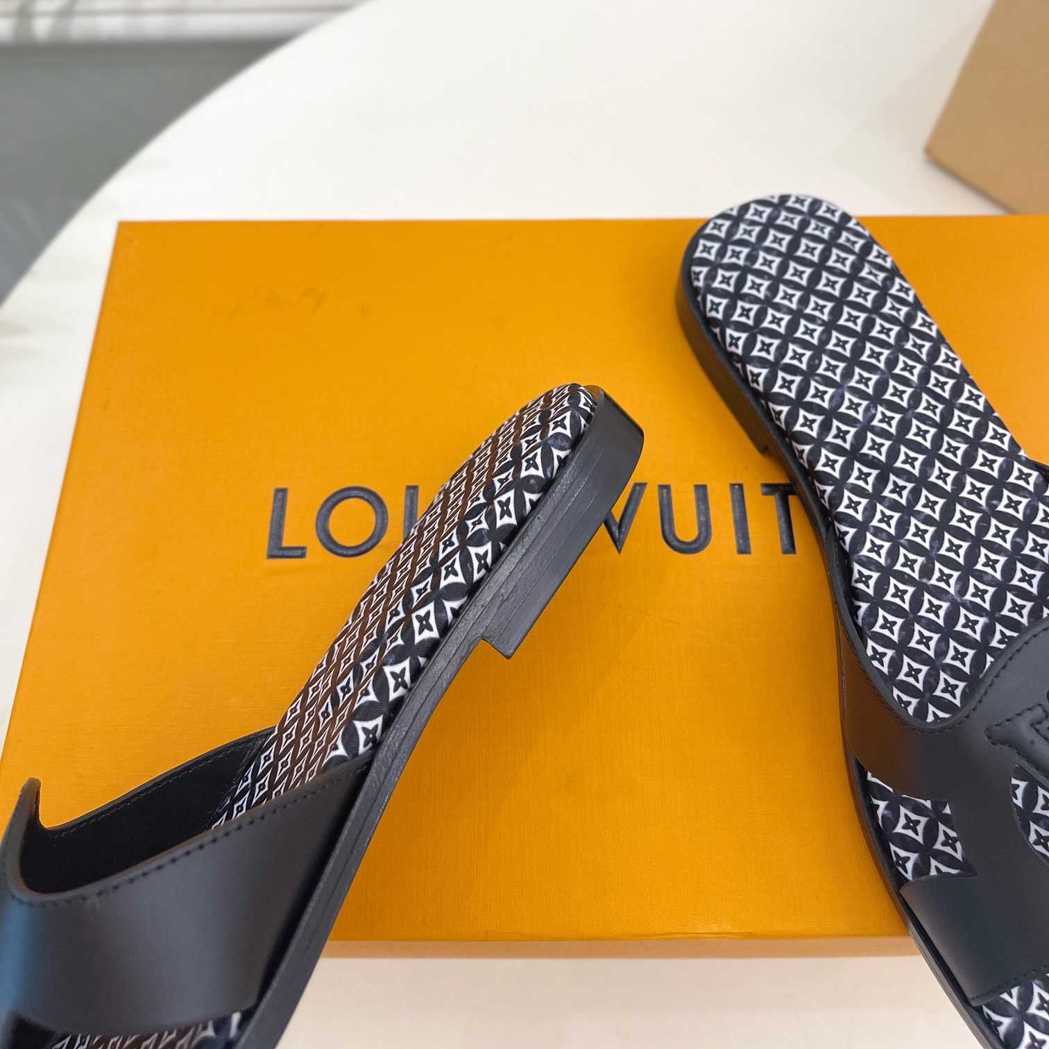 Louis Vuitton LV Isola Flat Mule - EUR FASHION